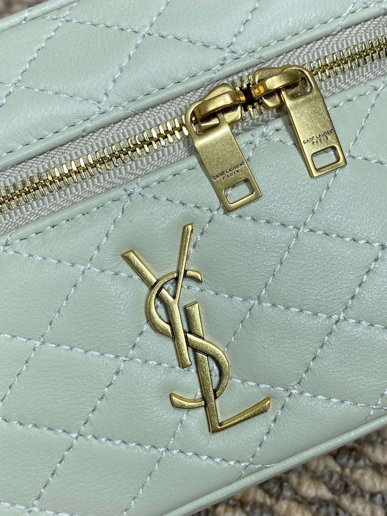 {Style No: H5DJVPIQ} GABY MINI VANITY 18 IN IVORY WHITE LAMBSKIN GOLD HARDWARE - Image 3