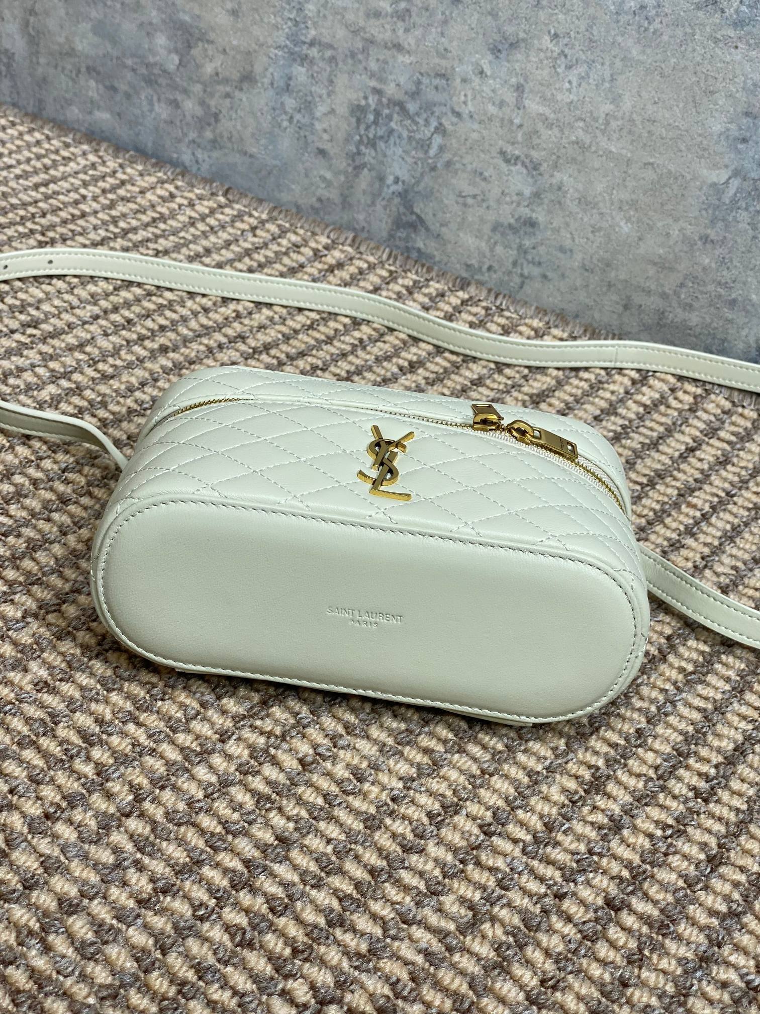 {Style No: H5DJVPIQ} GABY MINI VANITY 18 IN IVORY WHITE LAMBSKIN GOLD HARDWARE - Image 4