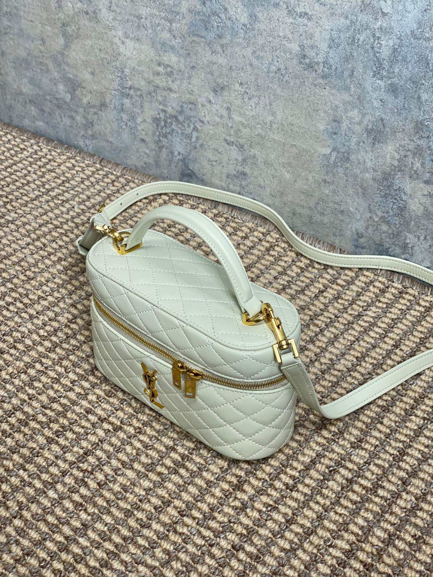 {Style No: H5DJVPIQ} GABY MINI VANITY 18 IN IVORY WHITE LAMBSKIN GOLD HARDWARE - Image 5