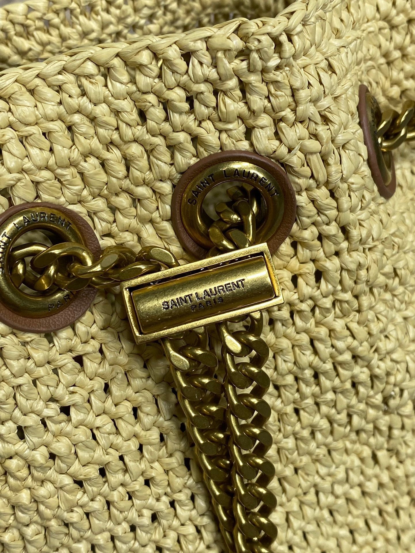 {Style No: ASPFD2AX} DRAWSTRING BUCKET BAG 19 IN BEIGE WOVEN RAFFIA AND CALFSKIN - Image 2
