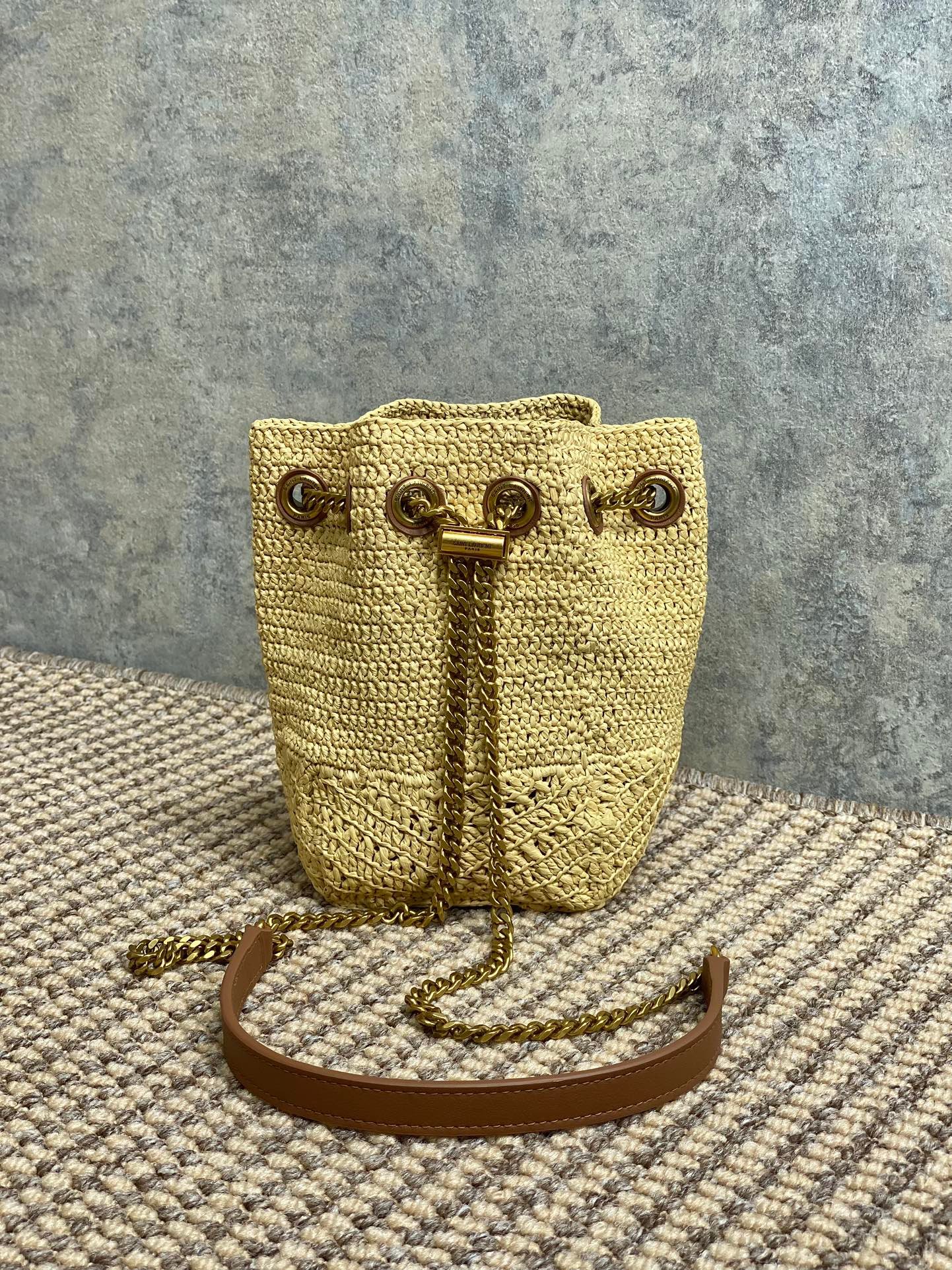 {Style No: ASPFD2AX} DRAWSTRING BUCKET BAG 19 IN BEIGE WOVEN RAFFIA AND CALFSKIN - Image 3