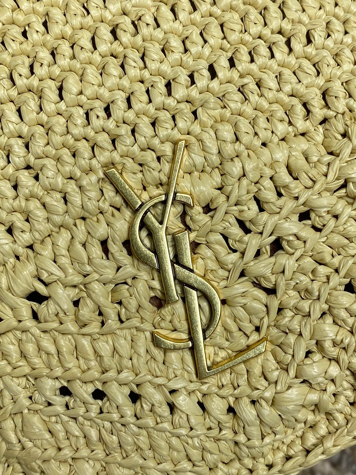 {Style No: ASPFD2AX} DRAWSTRING BUCKET BAG 19 IN BEIGE WOVEN RAFFIA AND CALFSKIN - Image 4