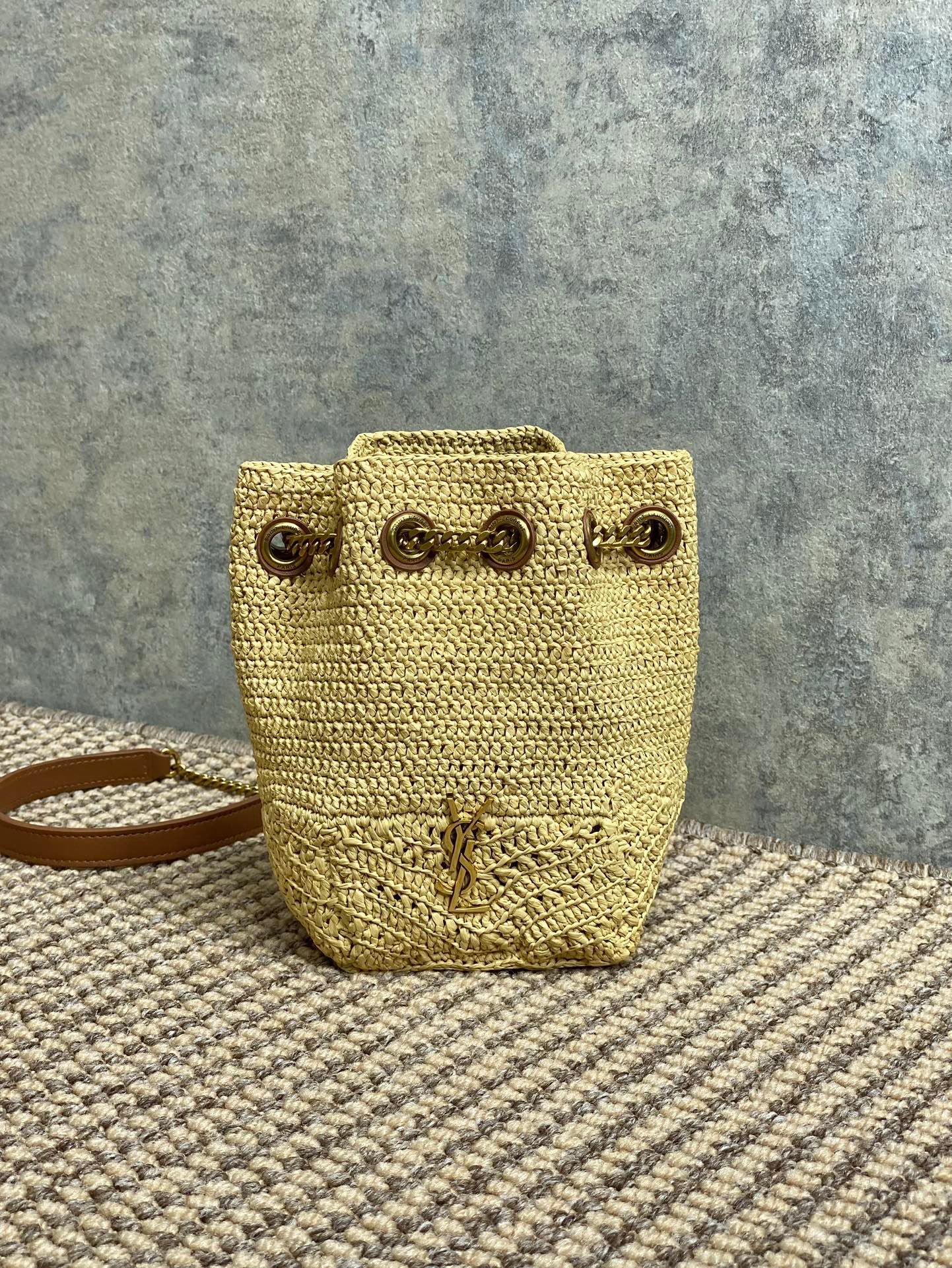 {Style No: ASPFD2AX} DRAWSTRING BUCKET BAG 19 IN BEIGE WOVEN RAFFIA AND CALFSKIN - Image 5