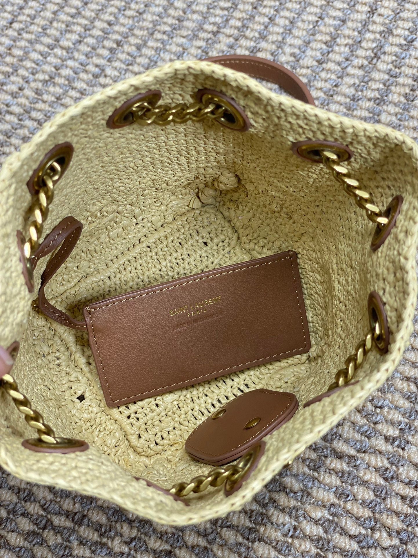 {Style No: ASPFD2AX} DRAWSTRING BUCKET BAG 19 IN BEIGE WOVEN RAFFIA AND CALFSKIN - Image 6