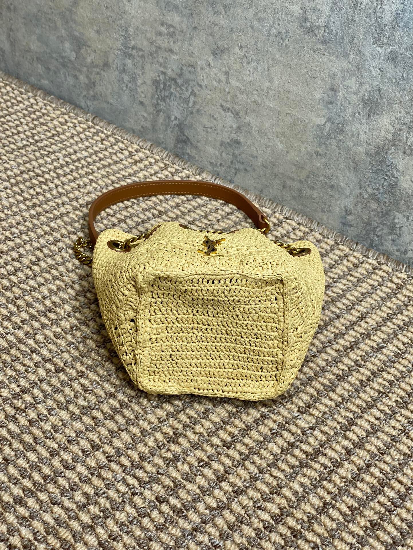 {Style No: ASPFD2AX} DRAWSTRING BUCKET BAG 19 IN BEIGE WOVEN RAFFIA AND CALFSKIN - Image 8