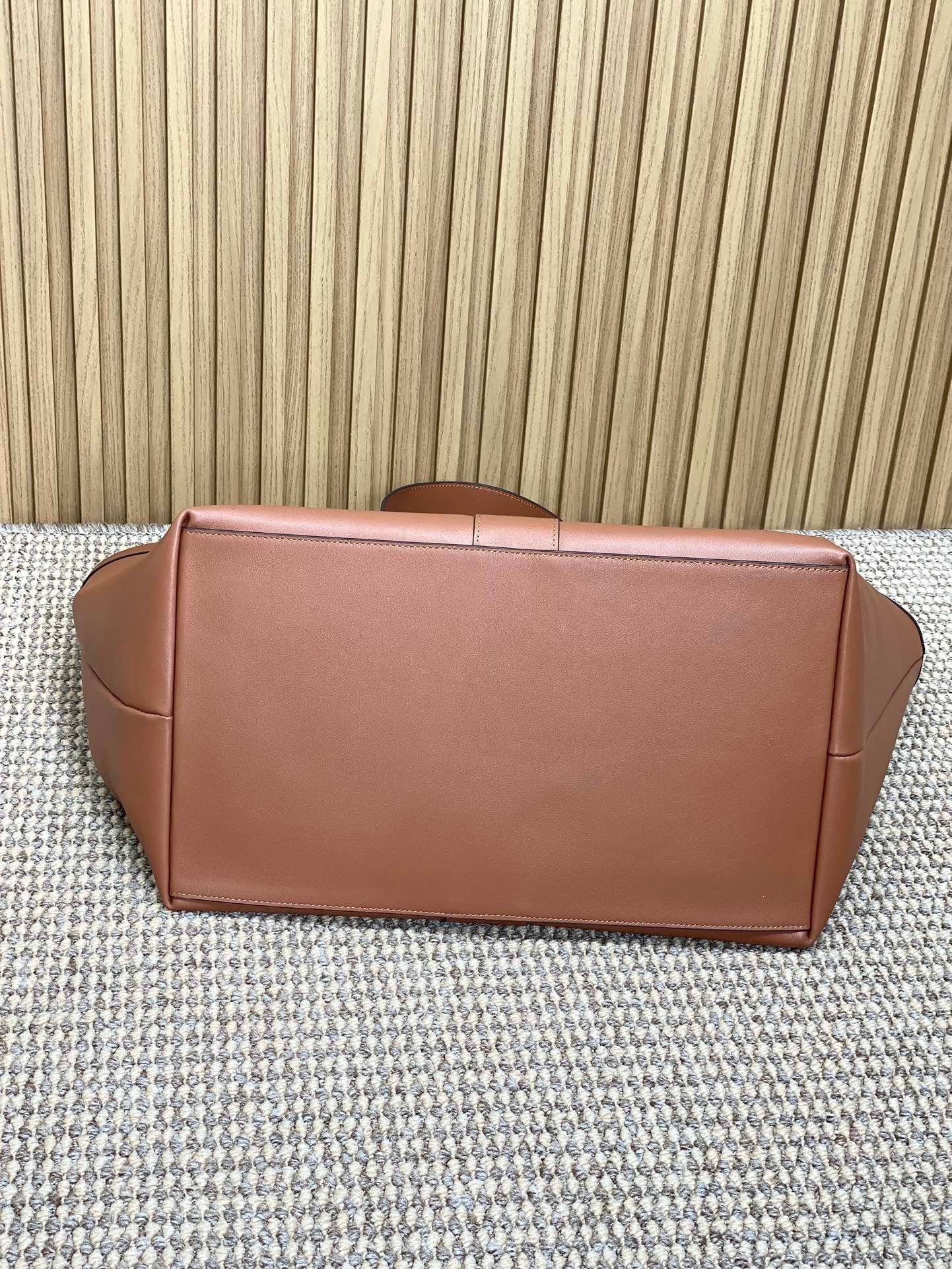 {Style No: 3PM65EA5} Y TOTE BAG 39 IN TAWNY BROWN CALFSKIN - Image 7