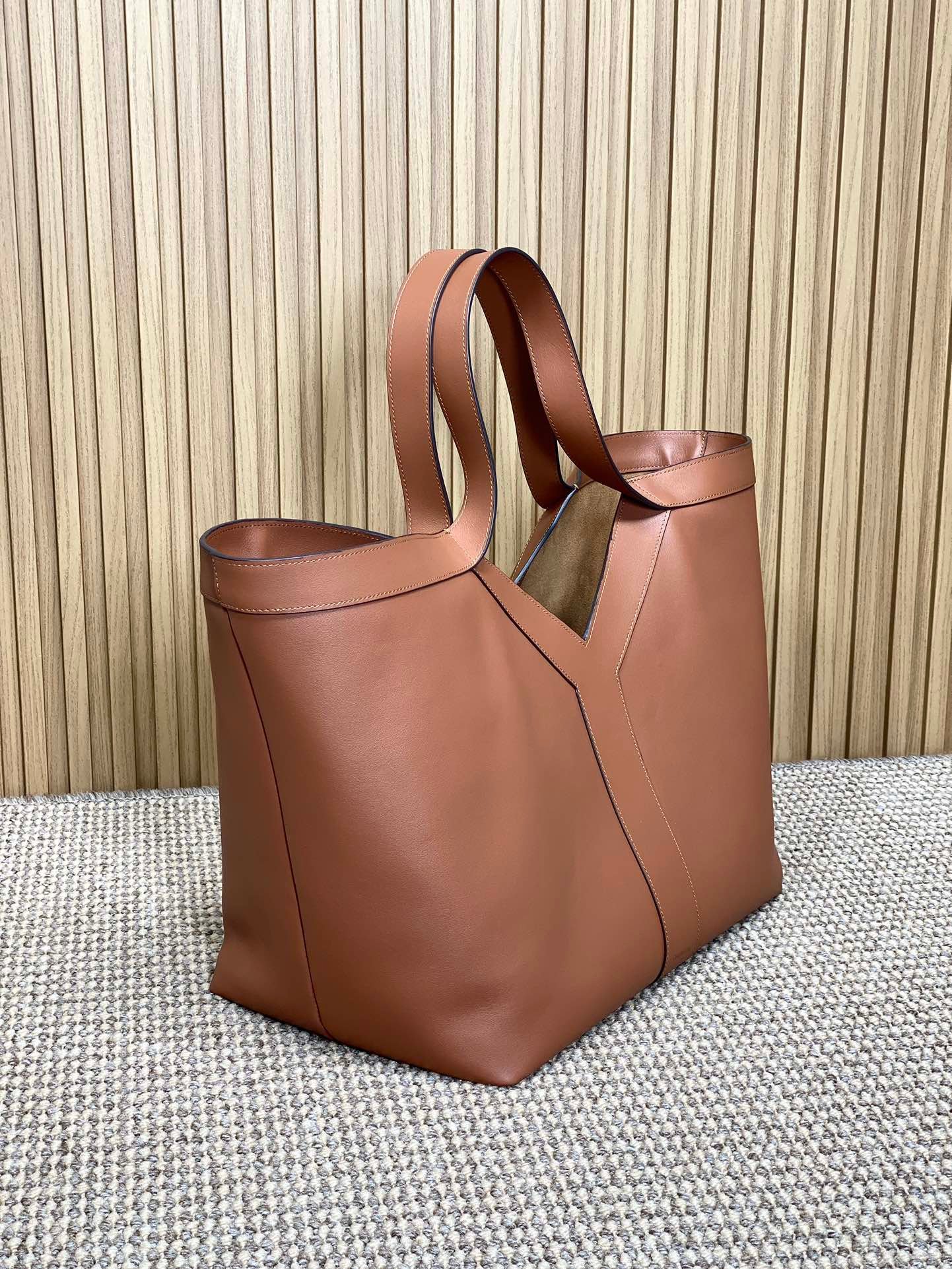 {Style No: 3PM65EA5} Y TOTE BAG 39 IN TAWNY BROWN CALFSKIN - Image 9