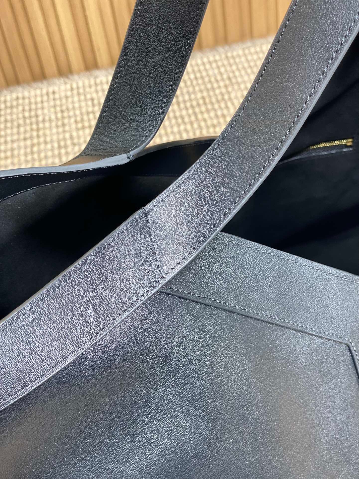 {Style No: 5YM55C7H} Y TOTE BAG 39 IN BLACK CALFSKIN - Image 7