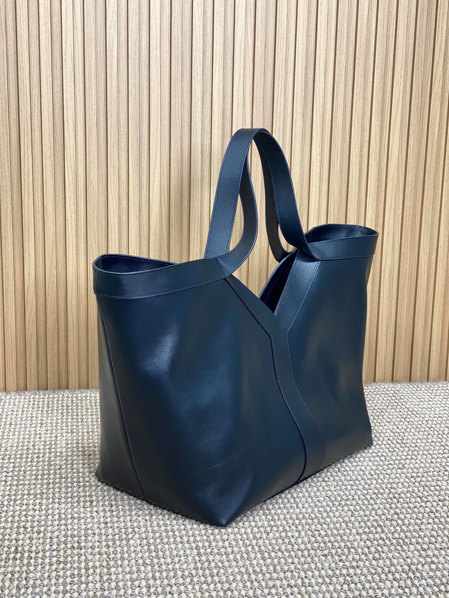 {Style No: 5YM55C7H} Y TOTE BAG 39 IN BLACK CALFSKIN - Image 9