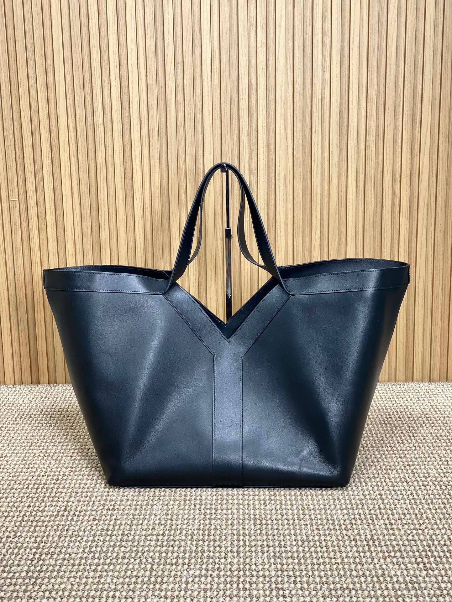 {Style No: 5YM55C7H} Y TOTE BAG 39 IN BLACK CALFSKIN - Image 2