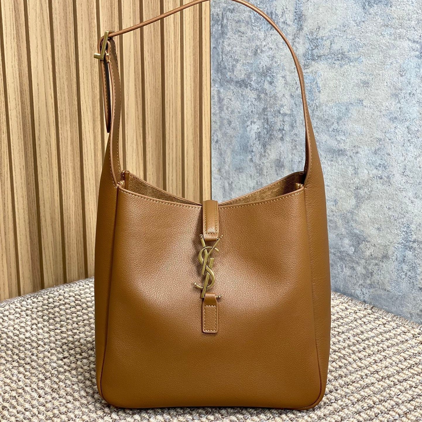 {Style No: KD1VFF29} LE 5 À 7 SMALL SUPPLE 22 IN TORTILLA BROWN CALFSKIN GOLD BUCKLE
