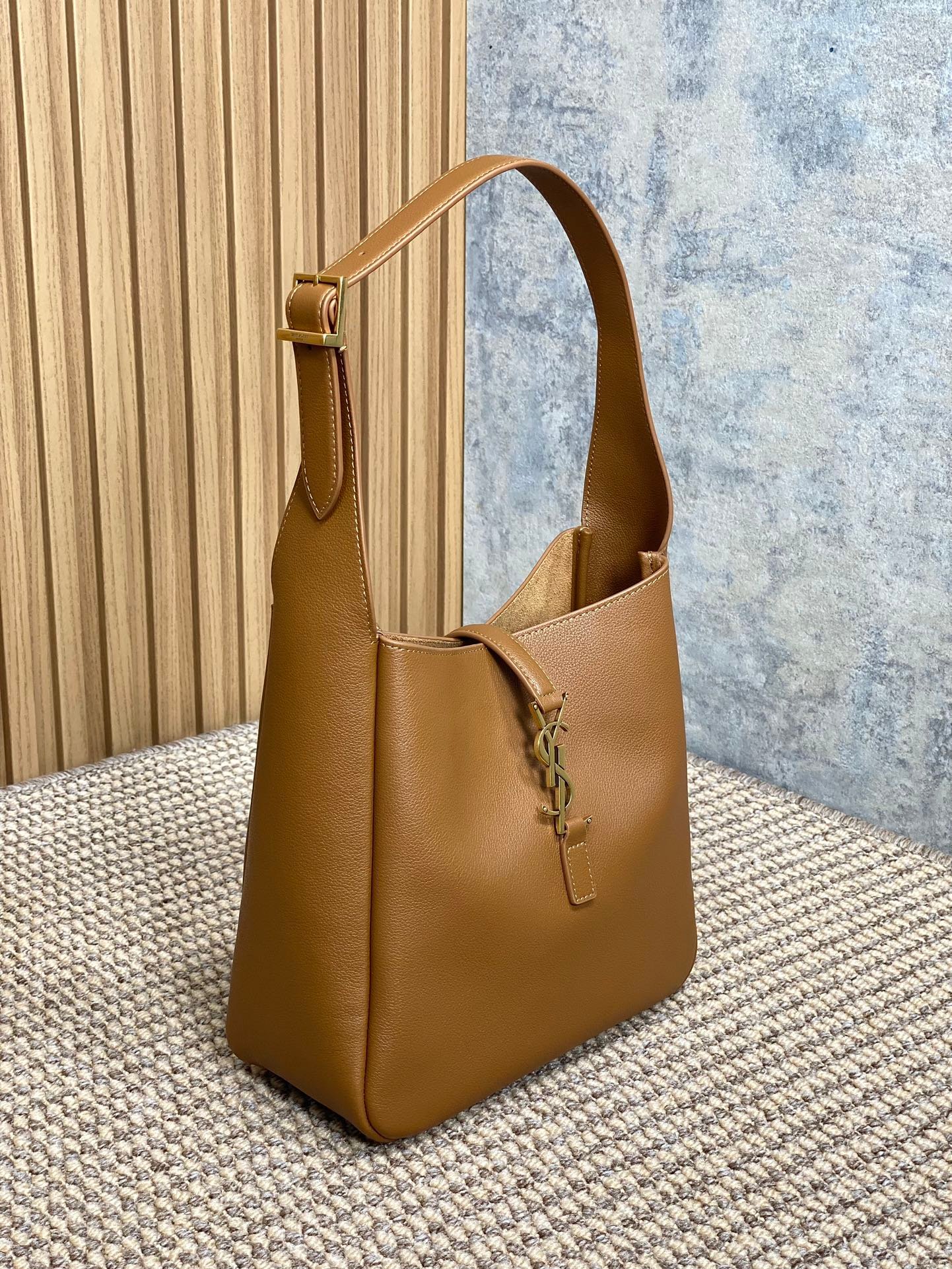 {Style No: KD1VFF29} LE 5 À 7 SMALL SUPPLE 22 IN TORTILLA BROWN CALFSKIN GOLD BUCKLE - Image 4