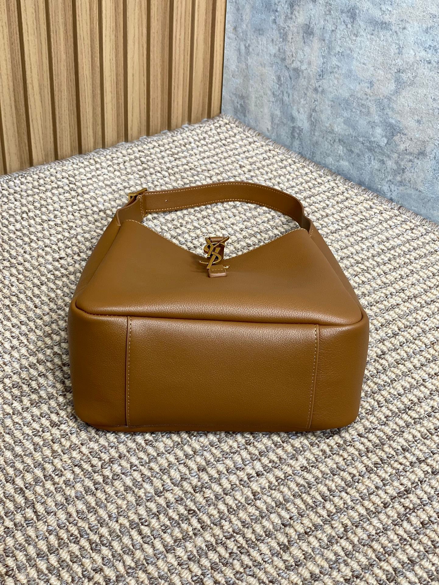 {Style No: KD1VFF29} LE 5 À 7 SMALL SUPPLE 22 IN TORTILLA BROWN CALFSKIN GOLD BUCKLE - Image 6