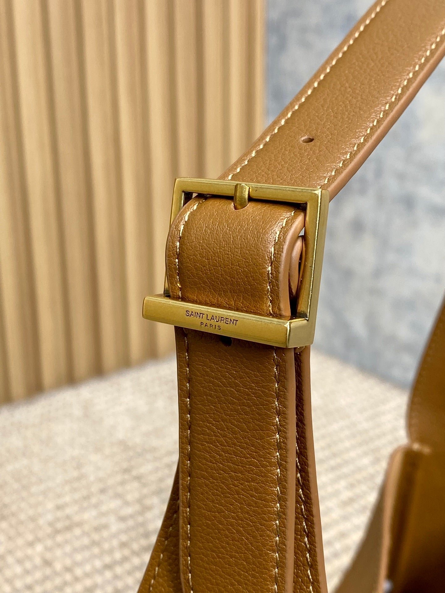{Style No: KD1VFF29} LE 5 À 7 SMALL SUPPLE 22 IN TORTILLA BROWN CALFSKIN GOLD BUCKLE - Image 7