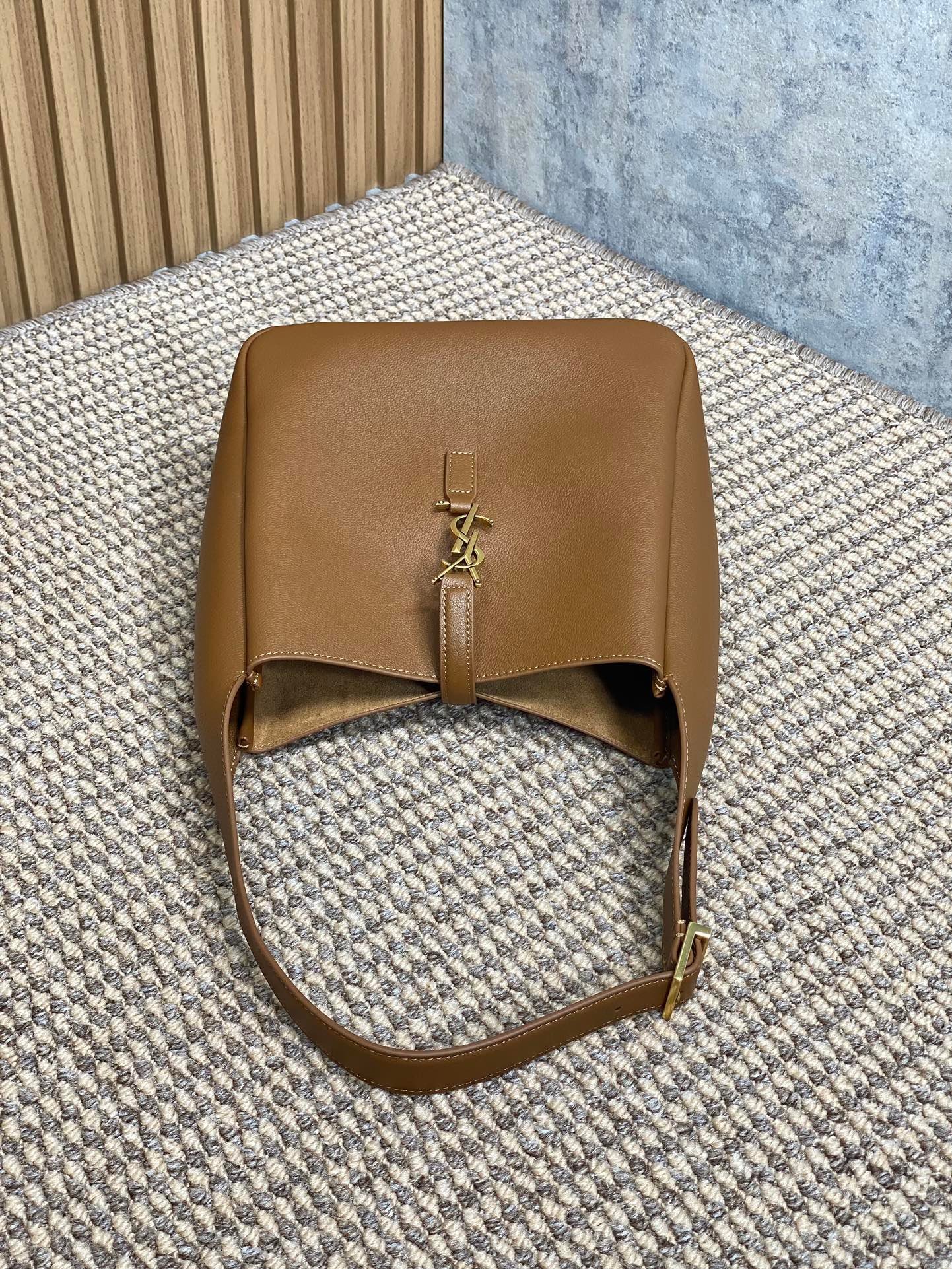 {Style No: KD1VFF29} LE 5 À 7 SMALL SUPPLE 22 IN TORTILLA BROWN CALFSKIN GOLD BUCKLE - Image 8