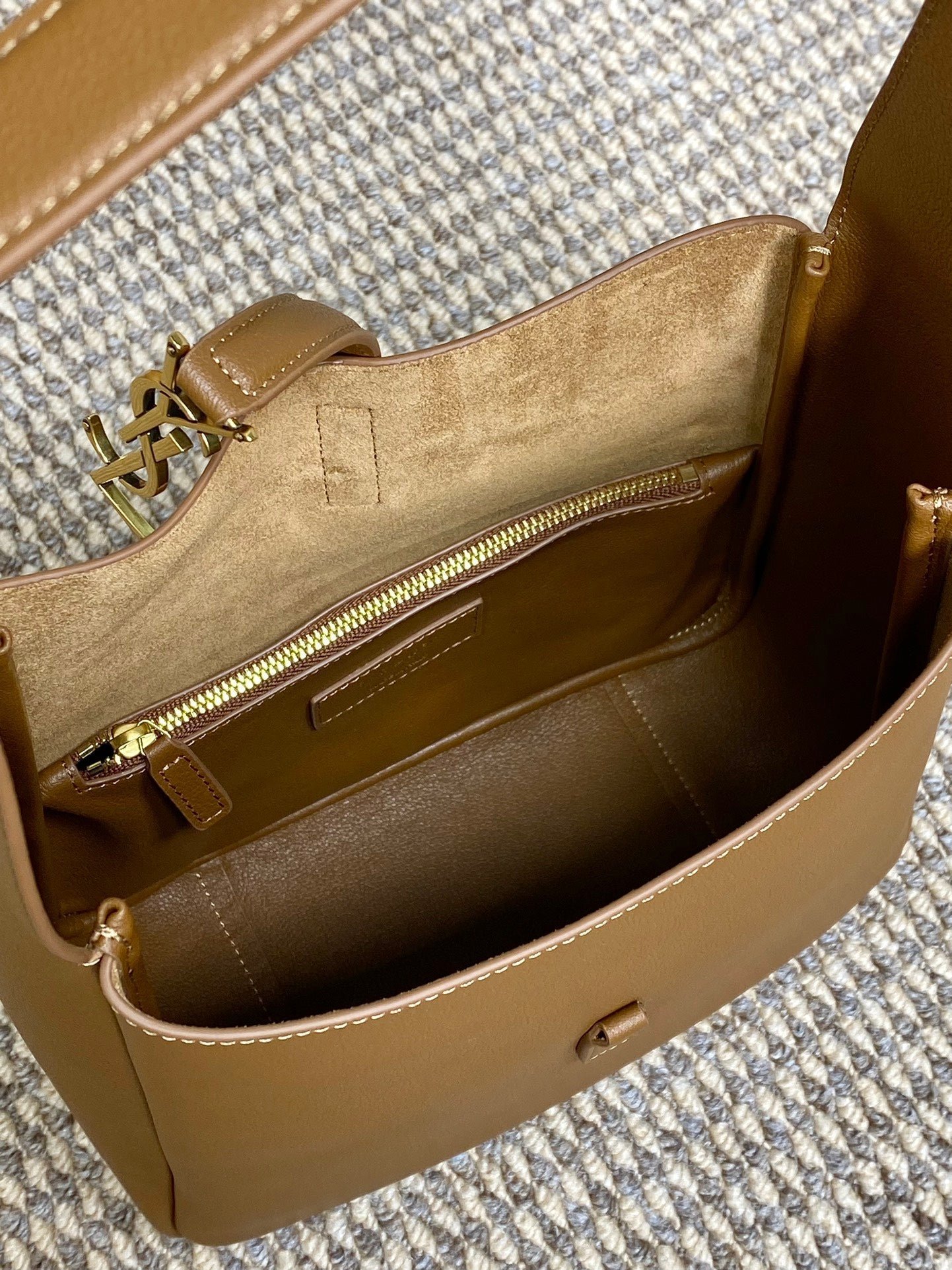 {Style No: KD1VFF29} LE 5 À 7 SMALL SUPPLE 22 IN TORTILLA BROWN CALFSKIN GOLD BUCKLE - Image 3