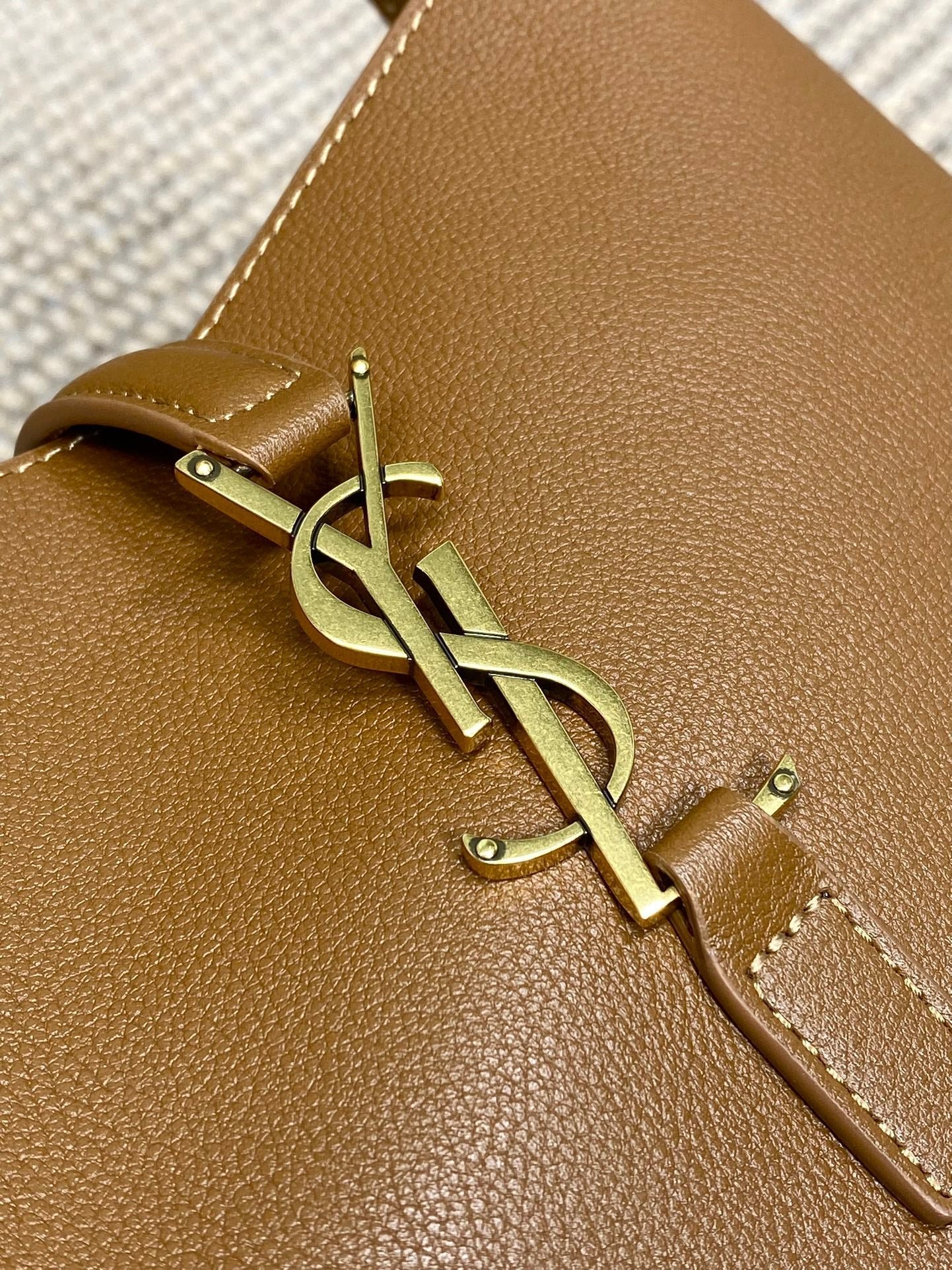{Style No: KD1VFF29} LE 5 À 7 SMALL SUPPLE 22 IN TORTILLA BROWN CALFSKIN GOLD BUCKLE - Image 9