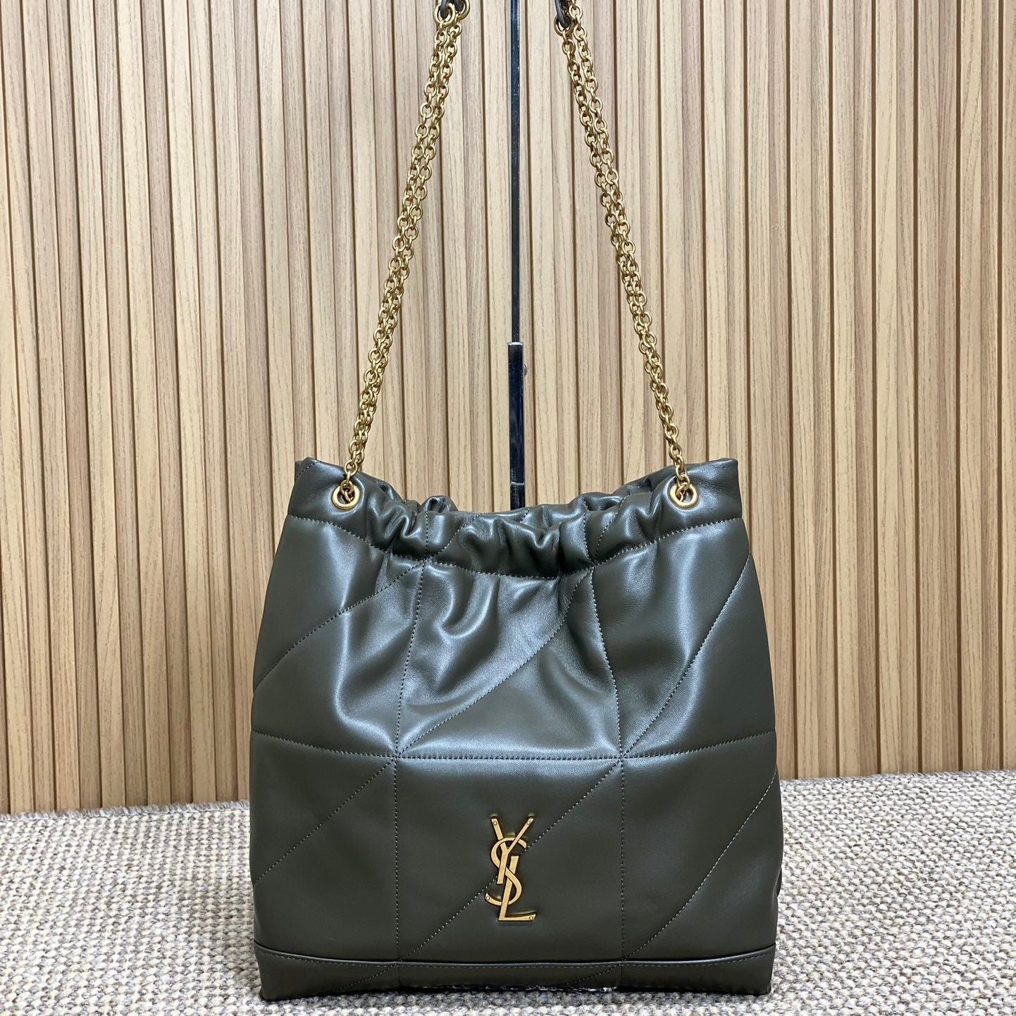 {Style No: U9KIYQ3J} DRAWSTRING CHAIN STRAP SHOULDER BAG 39 IN DARK GREEN QUILTED CALFSKIN