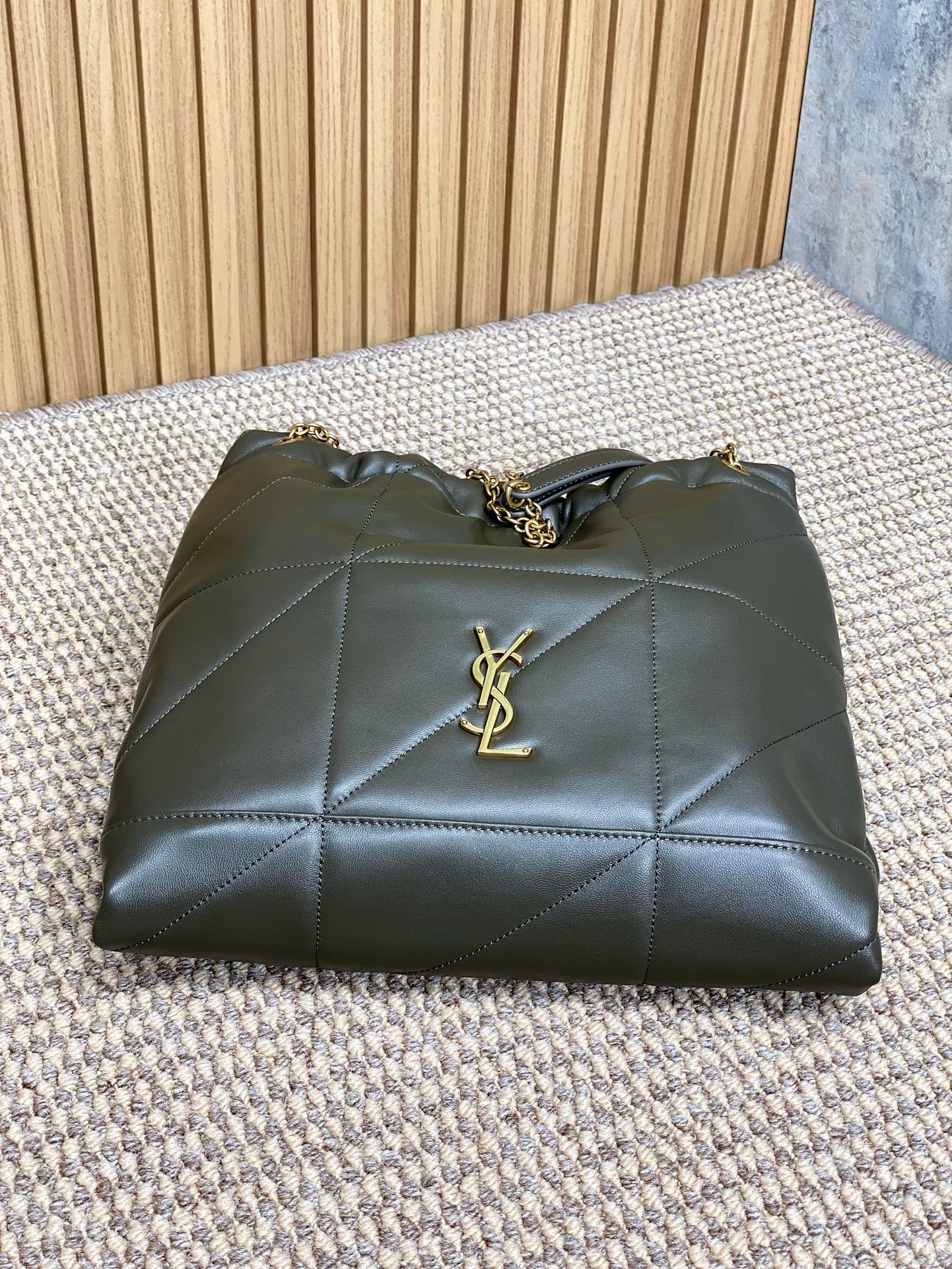 {Style No: U9KIYQ3J} DRAWSTRING CHAIN STRAP SHOULDER BAG 39 IN DARK GREEN QUILTED CALFSKIN - Image 4