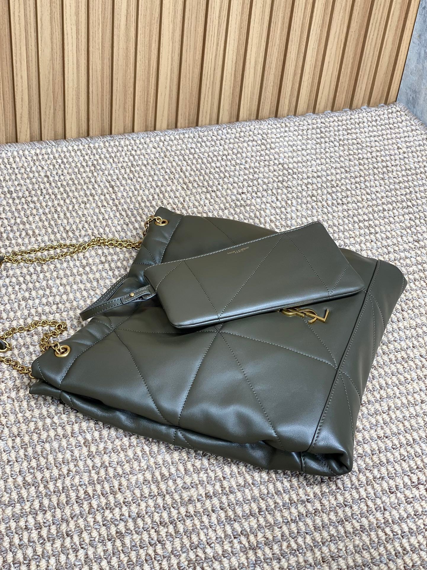 {Style No: U9KIYQ3J} DRAWSTRING CHAIN STRAP SHOULDER BAG 39 IN DARK GREEN QUILTED CALFSKIN - Image 3