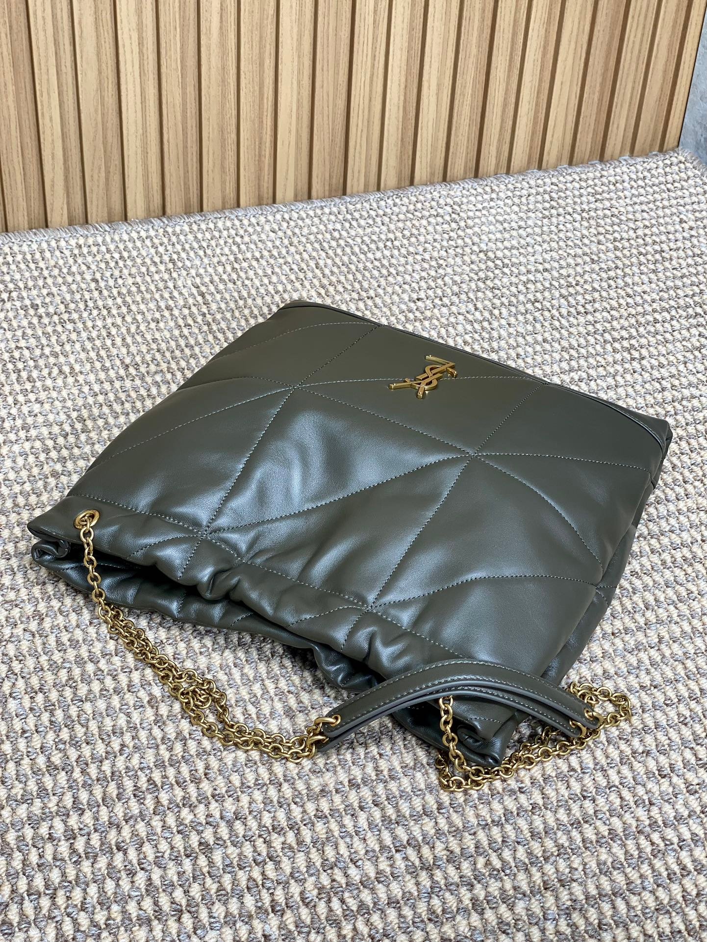 {Style No: U9KIYQ3J} DRAWSTRING CHAIN STRAP SHOULDER BAG 39 IN DARK GREEN QUILTED CALFSKIN - Image 5