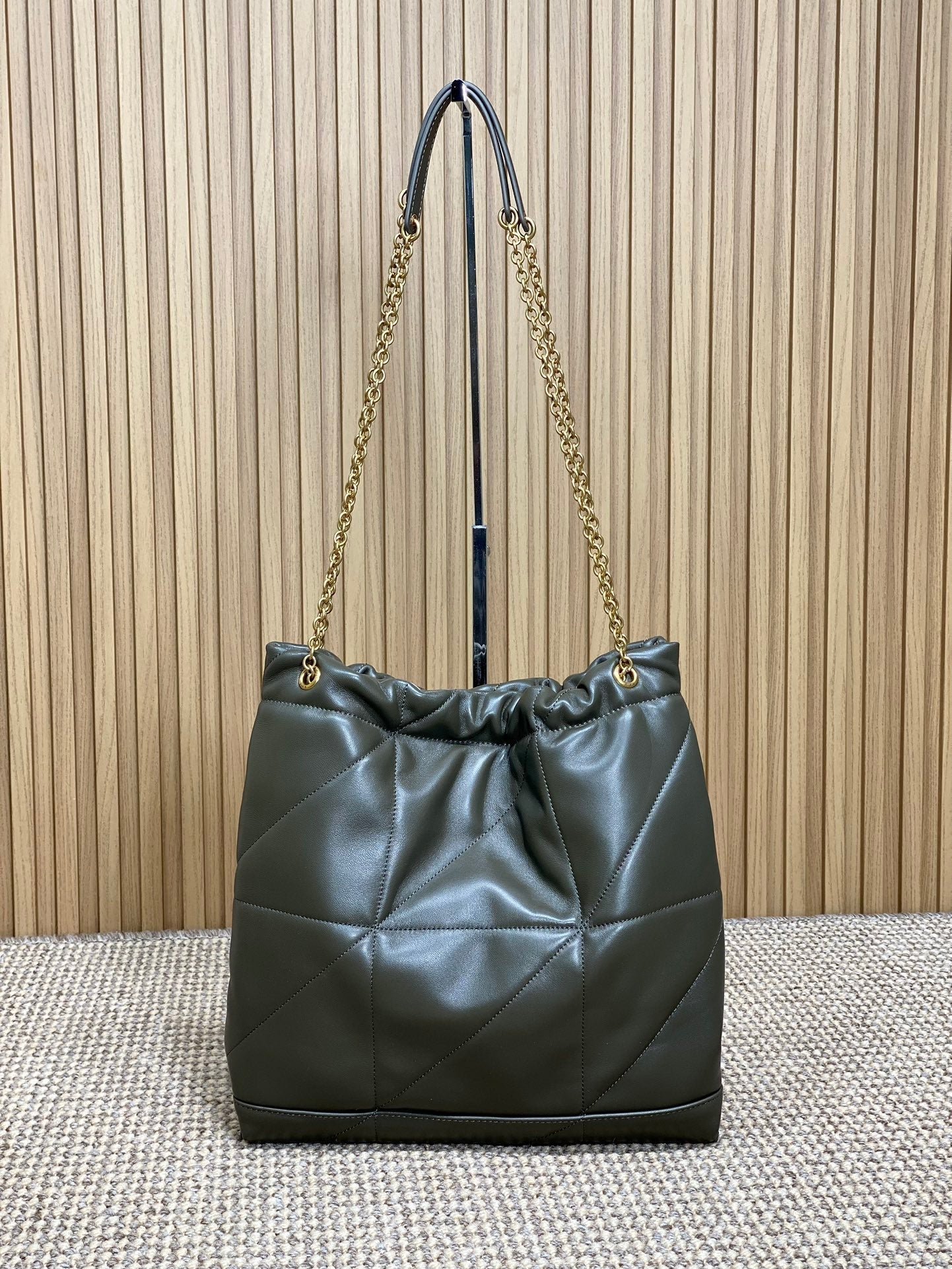 {Style No: U9KIYQ3J} DRAWSTRING CHAIN STRAP SHOULDER BAG 39 IN DARK GREEN QUILTED CALFSKIN - Image 6