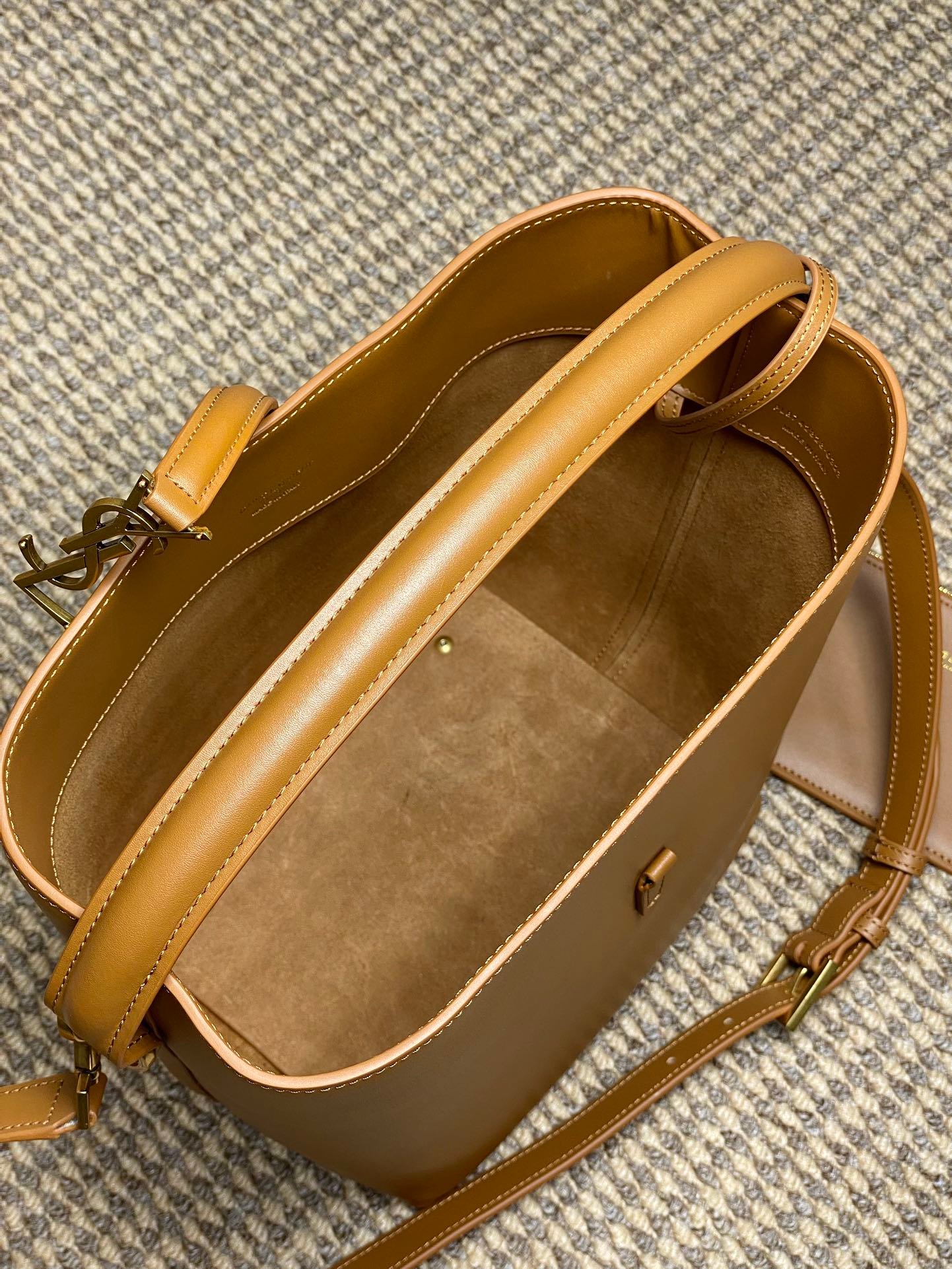 {Style No: RFXGNKJM} LE 37 MEDIUM BUCKET BAG 25 IN TORTILLA BROWN CALFSKIN GOLD HARDWARE - Image 2