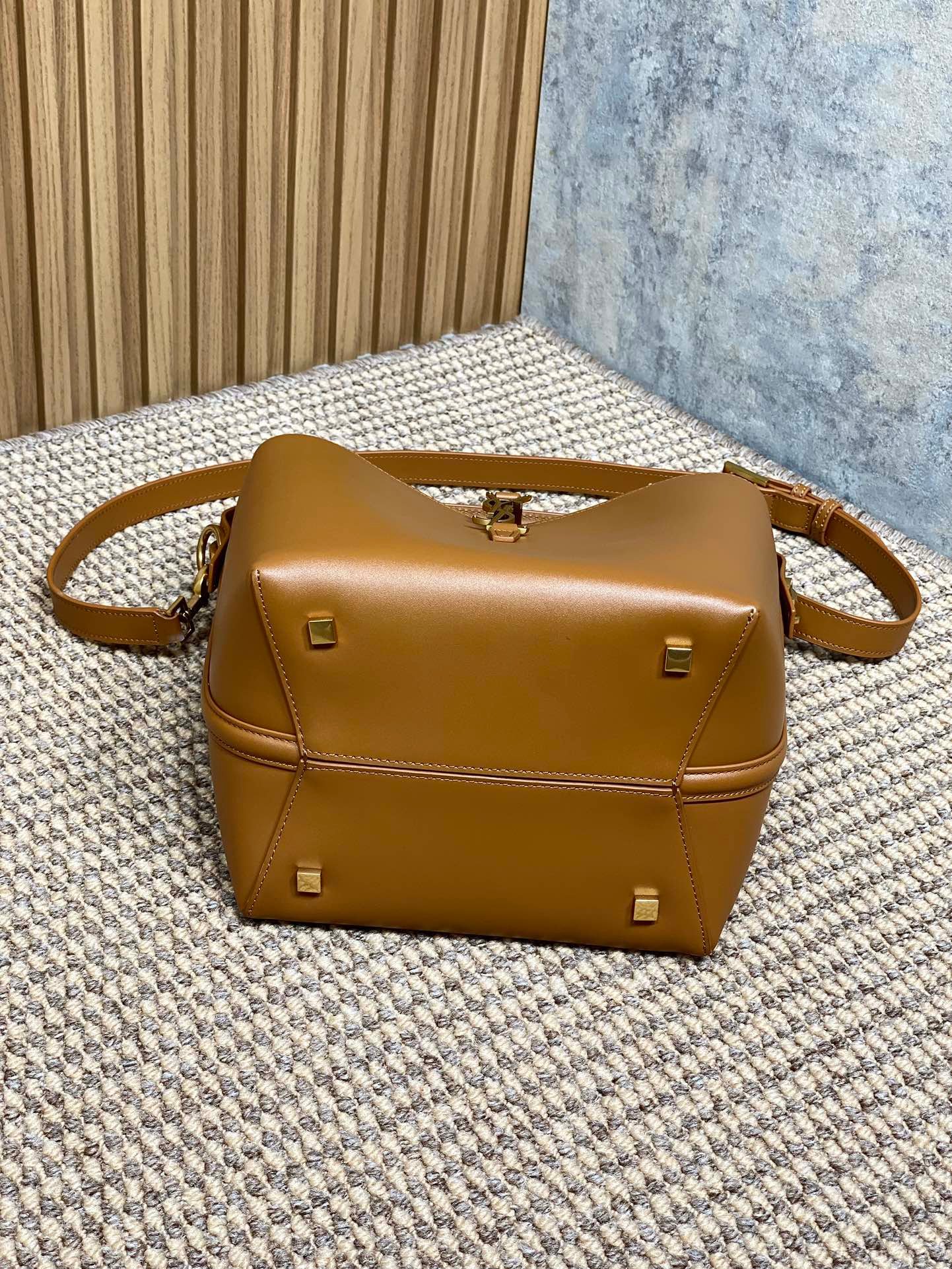 {Style No: RFXGNKJM} LE 37 MEDIUM BUCKET BAG 25 IN TORTILLA BROWN CALFSKIN GOLD HARDWARE - Image 4