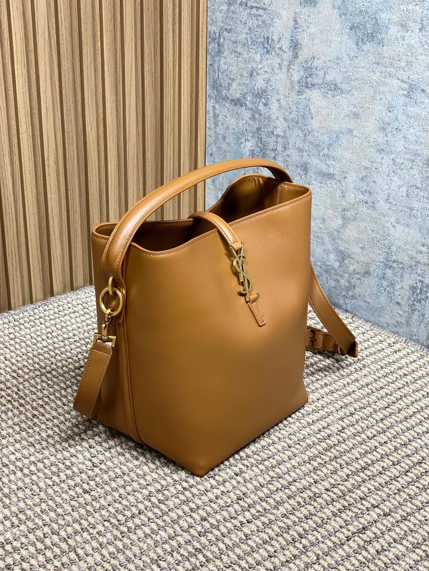{Style No: RFXGNKJM} LE 37 MEDIUM BUCKET BAG 25 IN TORTILLA BROWN CALFSKIN GOLD HARDWARE - Image 5