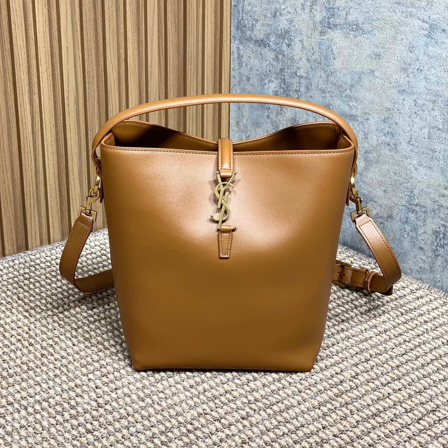 {Style No: RFXGNKJM} LE 37 MEDIUM BUCKET BAG 25 IN TORTILLA BROWN CALFSKIN GOLD HARDWARE