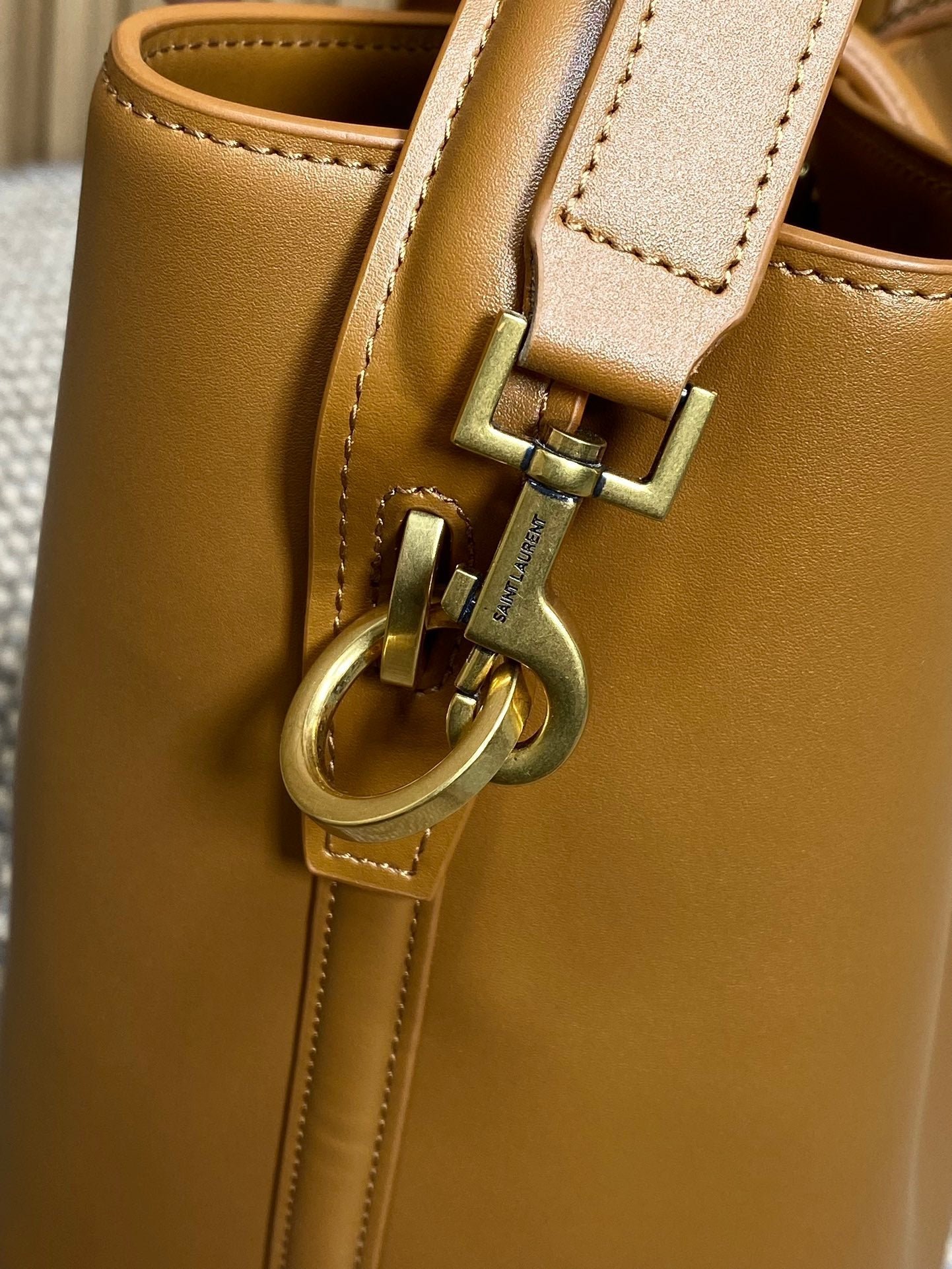 {Style No: RFXGNKJM} LE 37 MEDIUM BUCKET BAG 25 IN TORTILLA BROWN CALFSKIN GOLD HARDWARE - Image 6