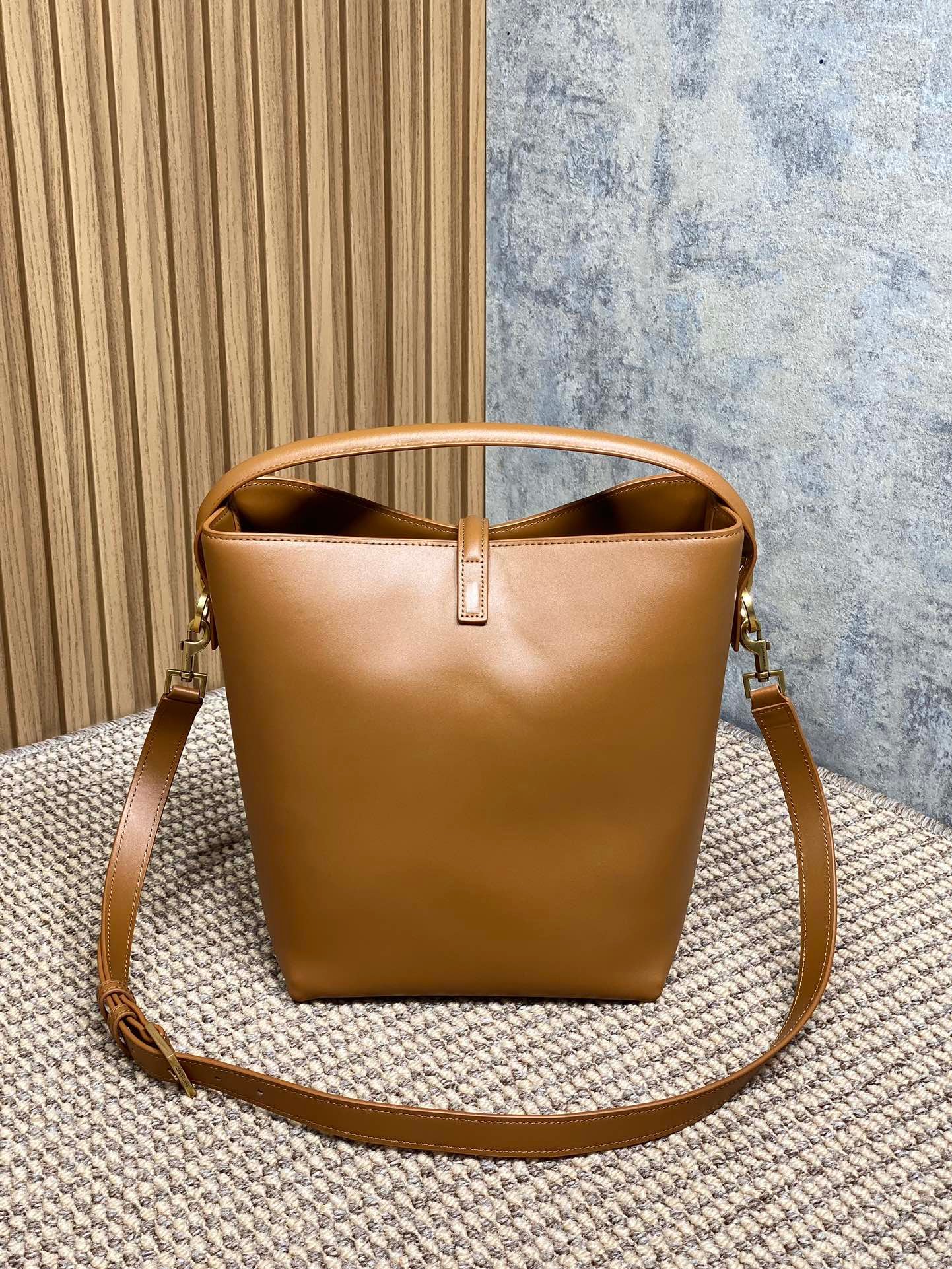 {Style No: RFXGNKJM} LE 37 MEDIUM BUCKET BAG 25 IN TORTILLA BROWN CALFSKIN GOLD HARDWARE - Image 8