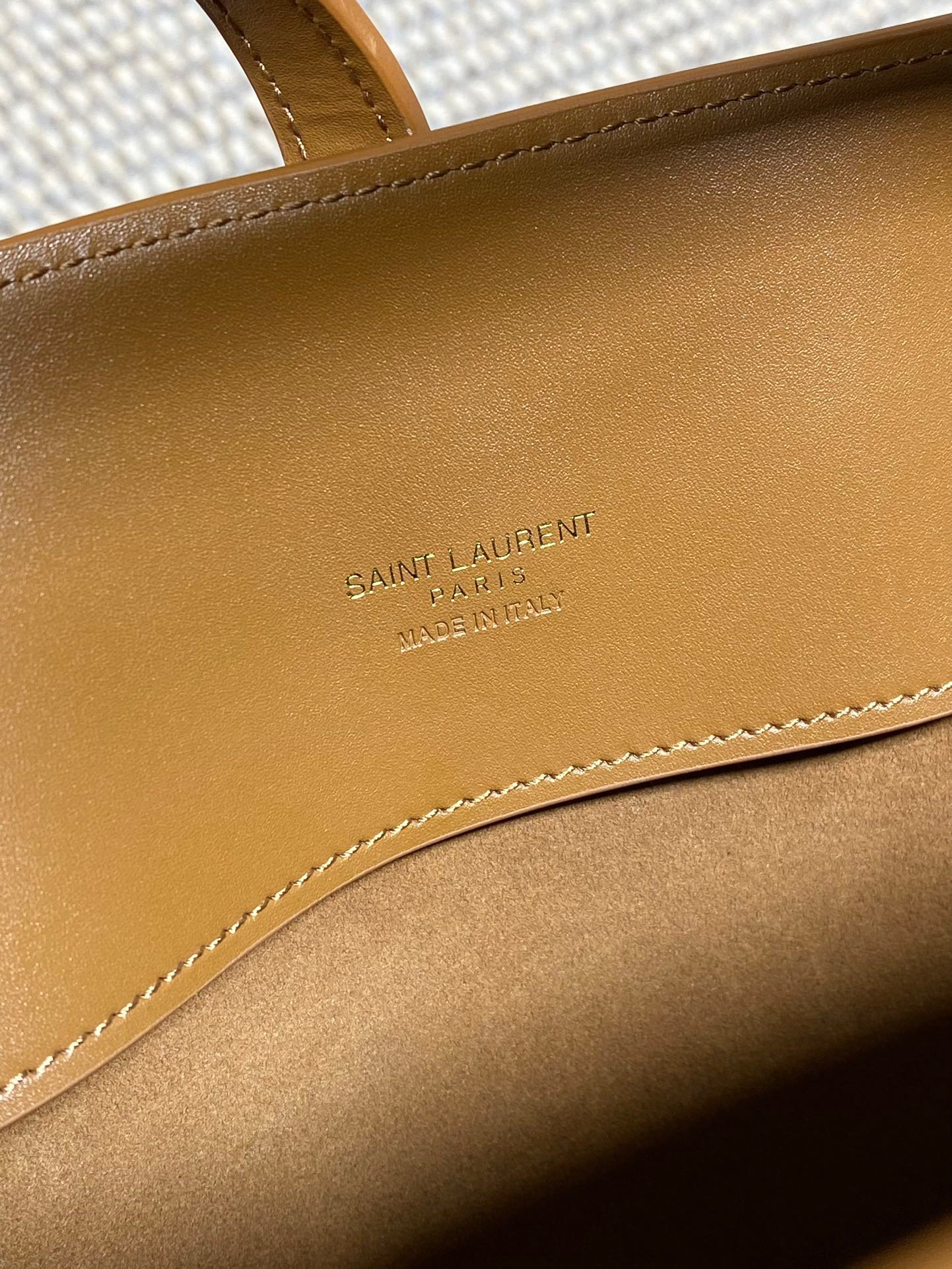 {Style No: RFXGNKJM} LE 37 MEDIUM BUCKET BAG 25 IN TORTILLA BROWN CALFSKIN GOLD HARDWARE - Image 3