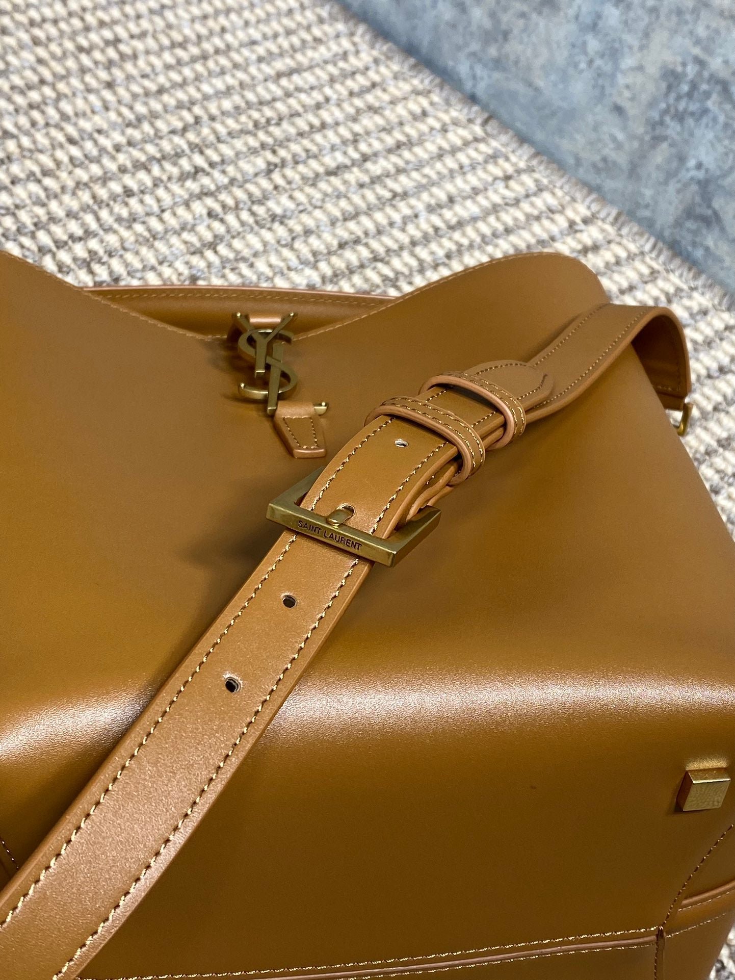 {Style No: RFXGNKJM} LE 37 MEDIUM BUCKET BAG 25 IN TORTILLA BROWN CALFSKIN GOLD HARDWARE - Image 9
