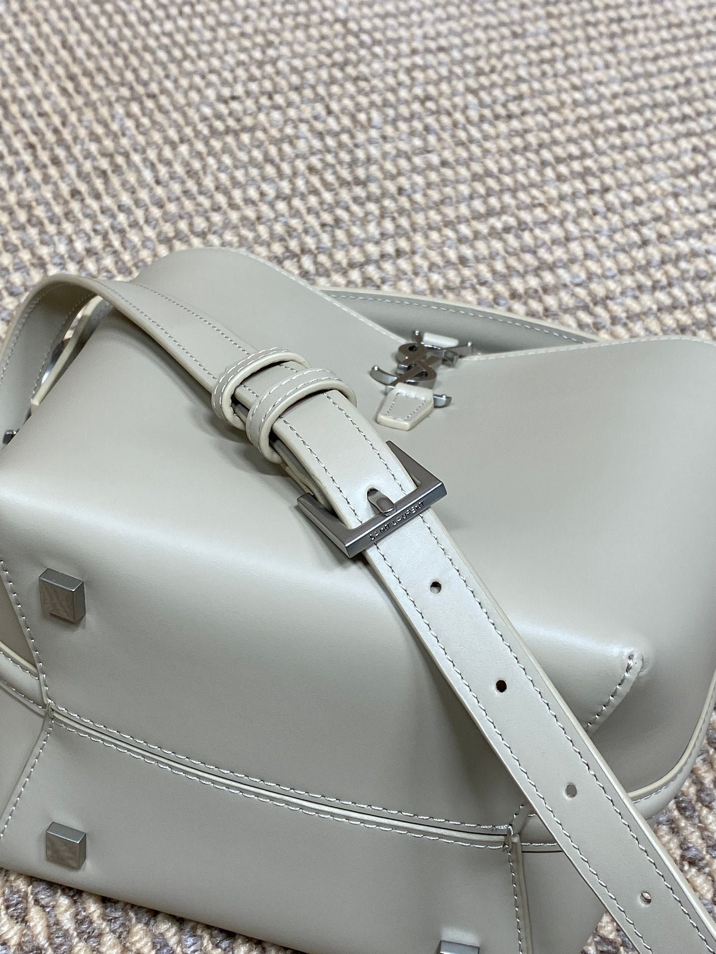 {Style No: SX1C3UP3} LE 37 SMALL BUCKET BAG 20 IN WHITE CALFSKIN SILVER HARDWARE - Image 2