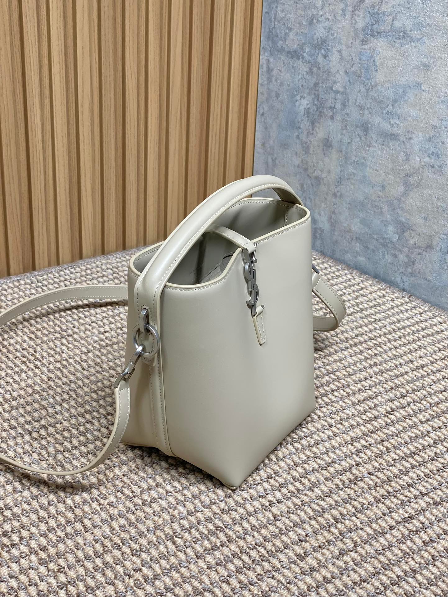 {Style No: SX1C3UP3} LE 37 SMALL BUCKET BAG 20 IN WHITE CALFSKIN SILVER HARDWARE - Image 7