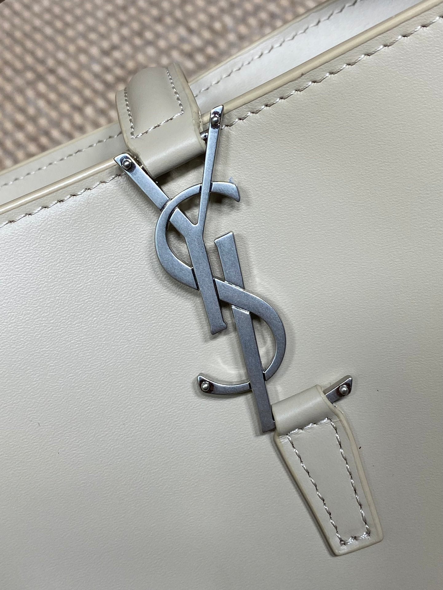 {Style No: SX1C3UP3} LE 37 SMALL BUCKET BAG 20 IN WHITE CALFSKIN SILVER HARDWARE - Image 3