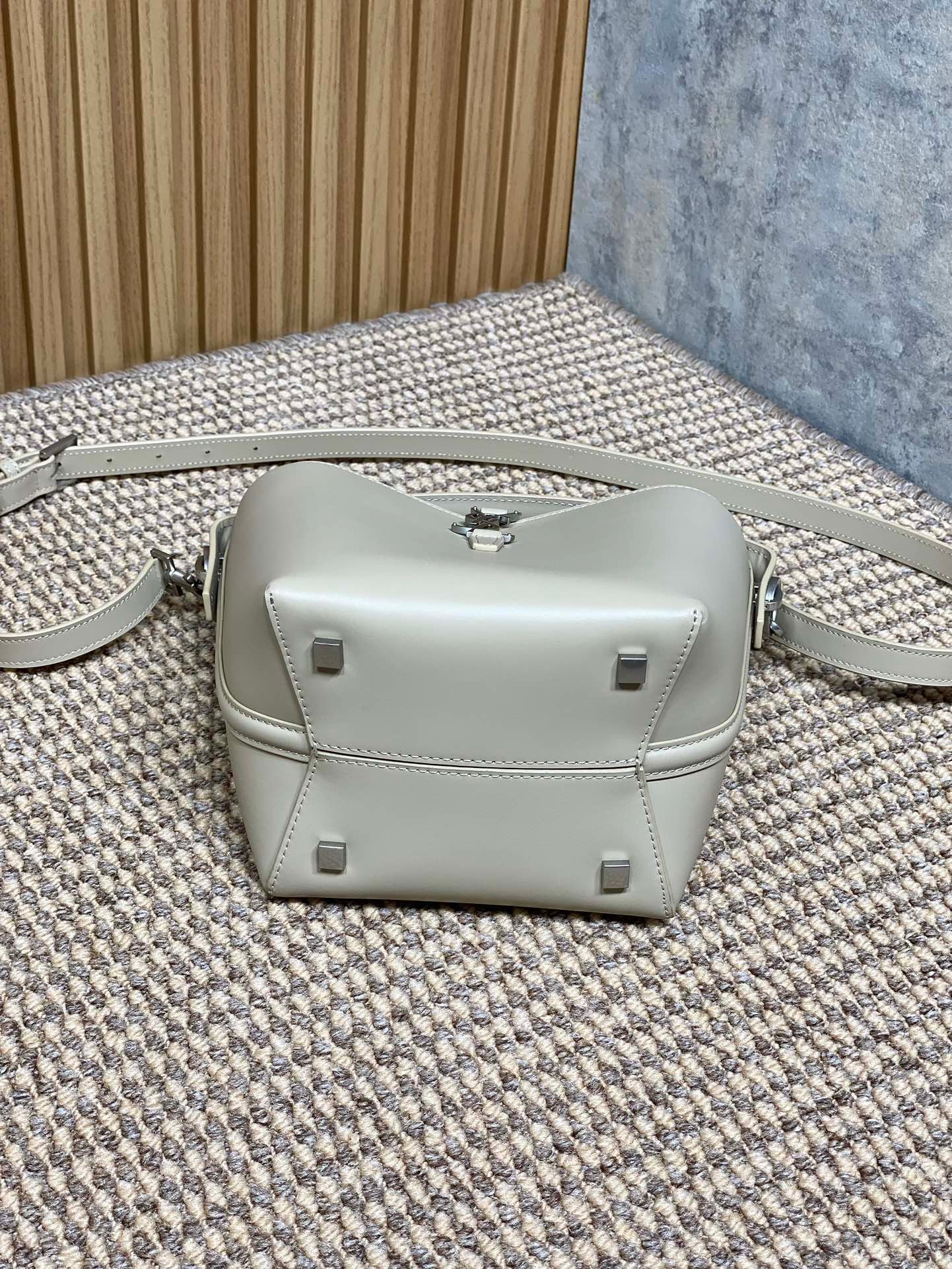 {Style No: SX1C3UP3} LE 37 SMALL BUCKET BAG 20 IN WHITE CALFSKIN SILVER HARDWARE - Image 8