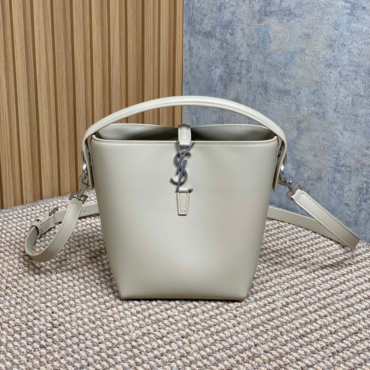 {Style No: SX1C3UP3} LE 37 SMALL BUCKET BAG 20 IN WHITE CALFSKIN SILVER HARDWARE