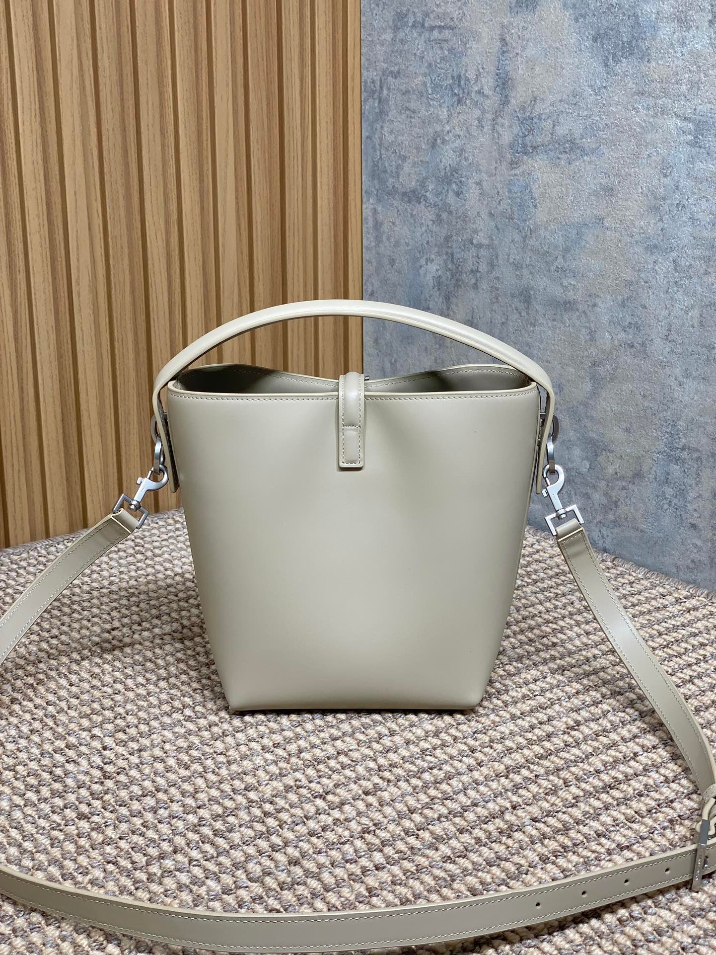 {Style No: SX1C3UP3} LE 37 SMALL BUCKET BAG 20 IN WHITE CALFSKIN SILVER HARDWARE - Image 9