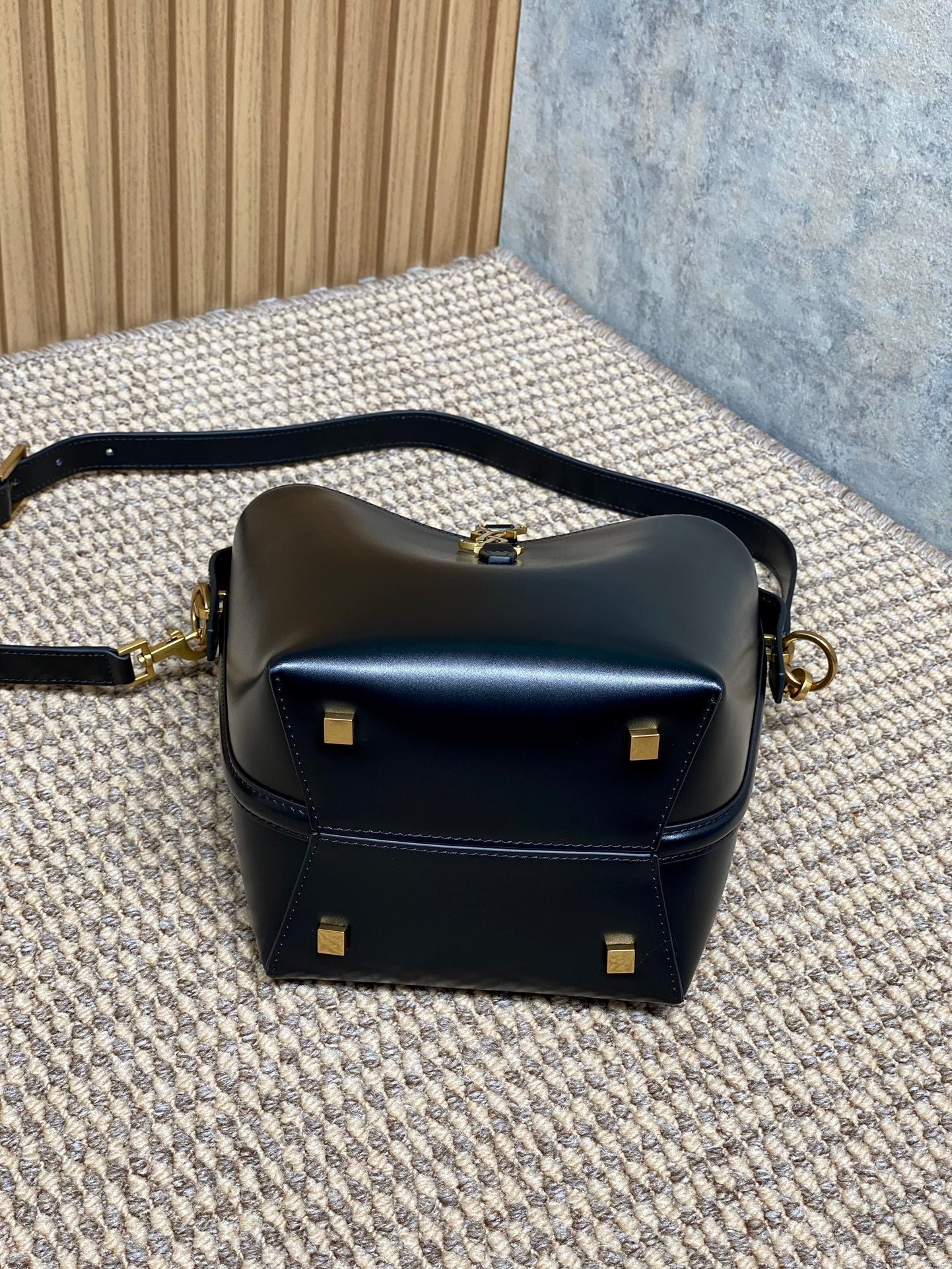 {Style No: U197K86G} LE 37 SMALL BUCKET BAG 20 IN BLACK CALFSKIN GOLD HARDWARE - Image 3