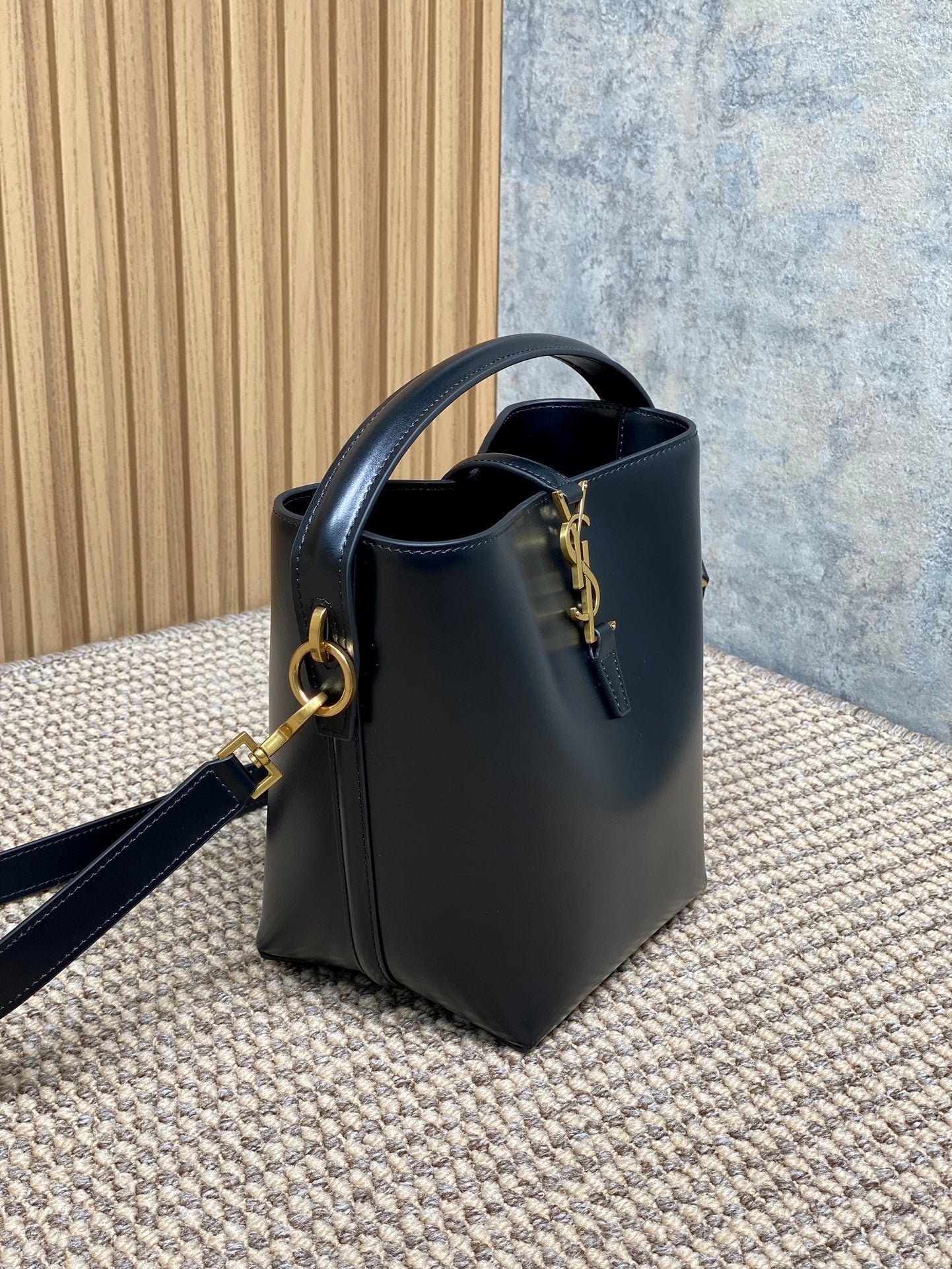 {Style No: U197K86G} LE 37 SMALL BUCKET BAG 20 IN BLACK CALFSKIN GOLD HARDWARE - Image 4