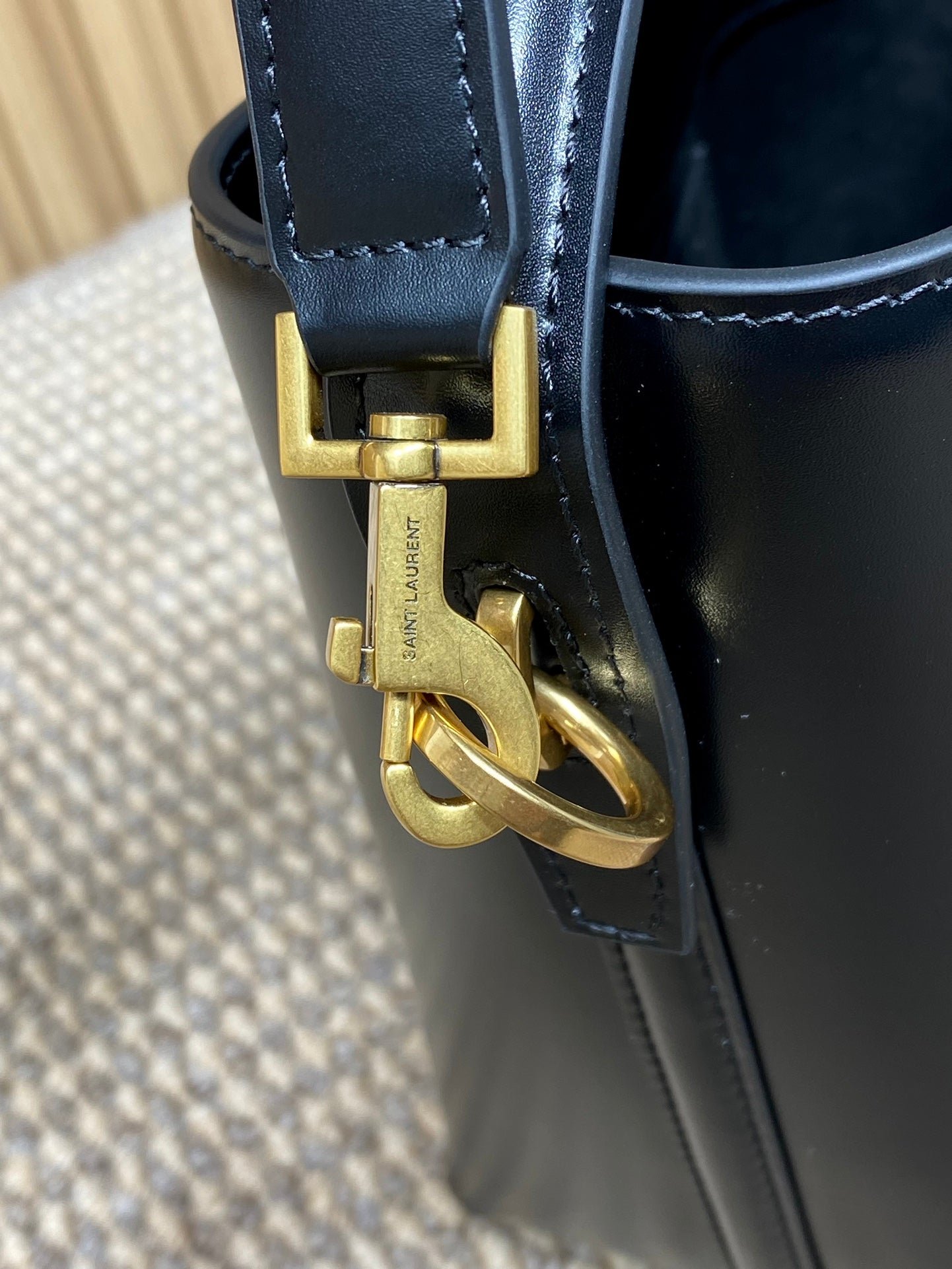 {Style No: U197K86G} LE 37 SMALL BUCKET BAG 20 IN BLACK CALFSKIN GOLD HARDWARE - Image 2
