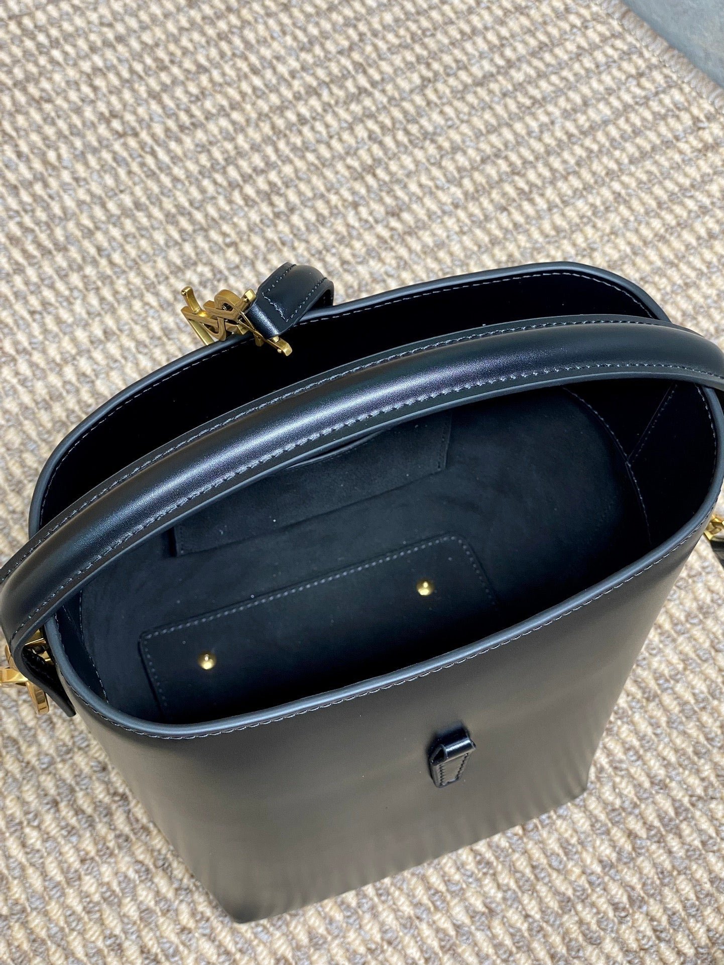 {Style No: U197K86G} LE 37 SMALL BUCKET BAG 20 IN BLACK CALFSKIN GOLD HARDWARE - Image 5
