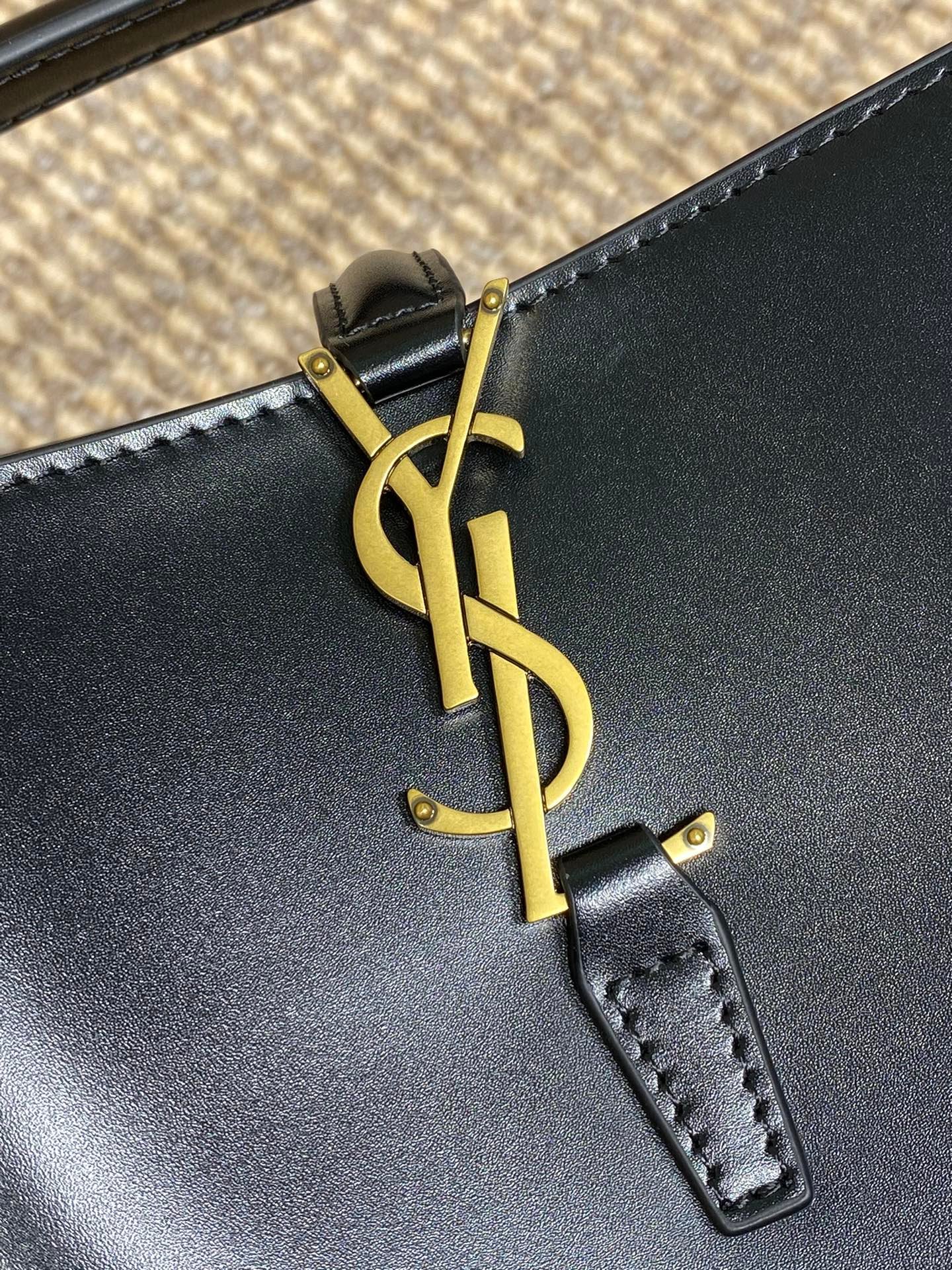 {Style No: U197K86G} LE 37 SMALL BUCKET BAG 20 IN BLACK CALFSKIN GOLD HARDWARE - Image 6