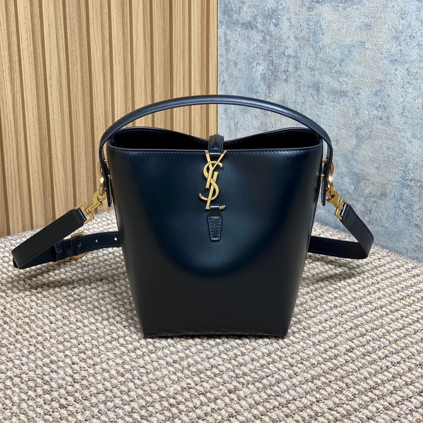 {Style No: U197K86G} LE 37 SMALL BUCKET BAG 20 IN BLACK CALFSKIN GOLD HARDWARE