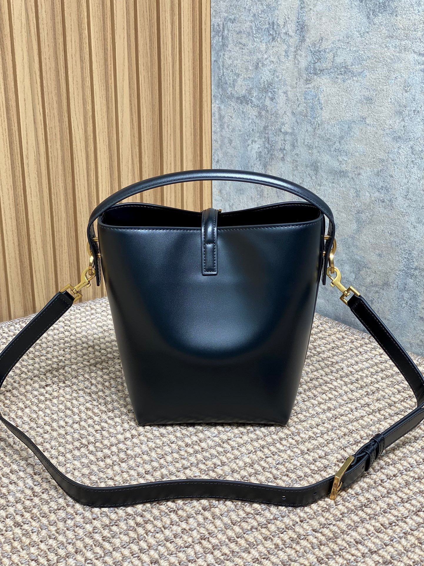 {Style No: U197K86G} LE 37 SMALL BUCKET BAG 20 IN BLACK CALFSKIN GOLD HARDWARE - Image 9