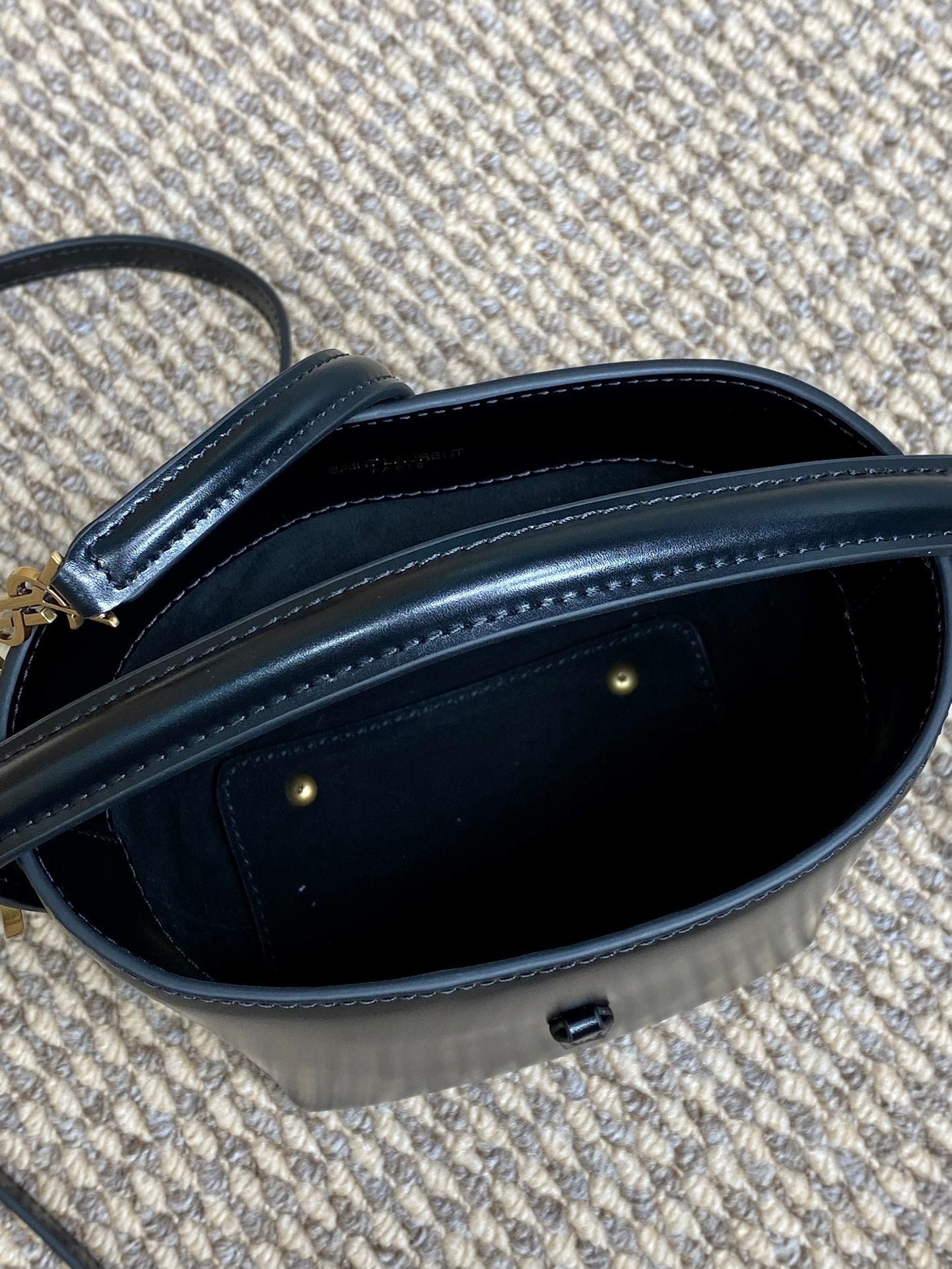 {Style No: G4UU9VUH} LE 37 MINI BUCKET BAG 15 IN BLACK CALFSKIN GOLD HARDWARE - Image 4