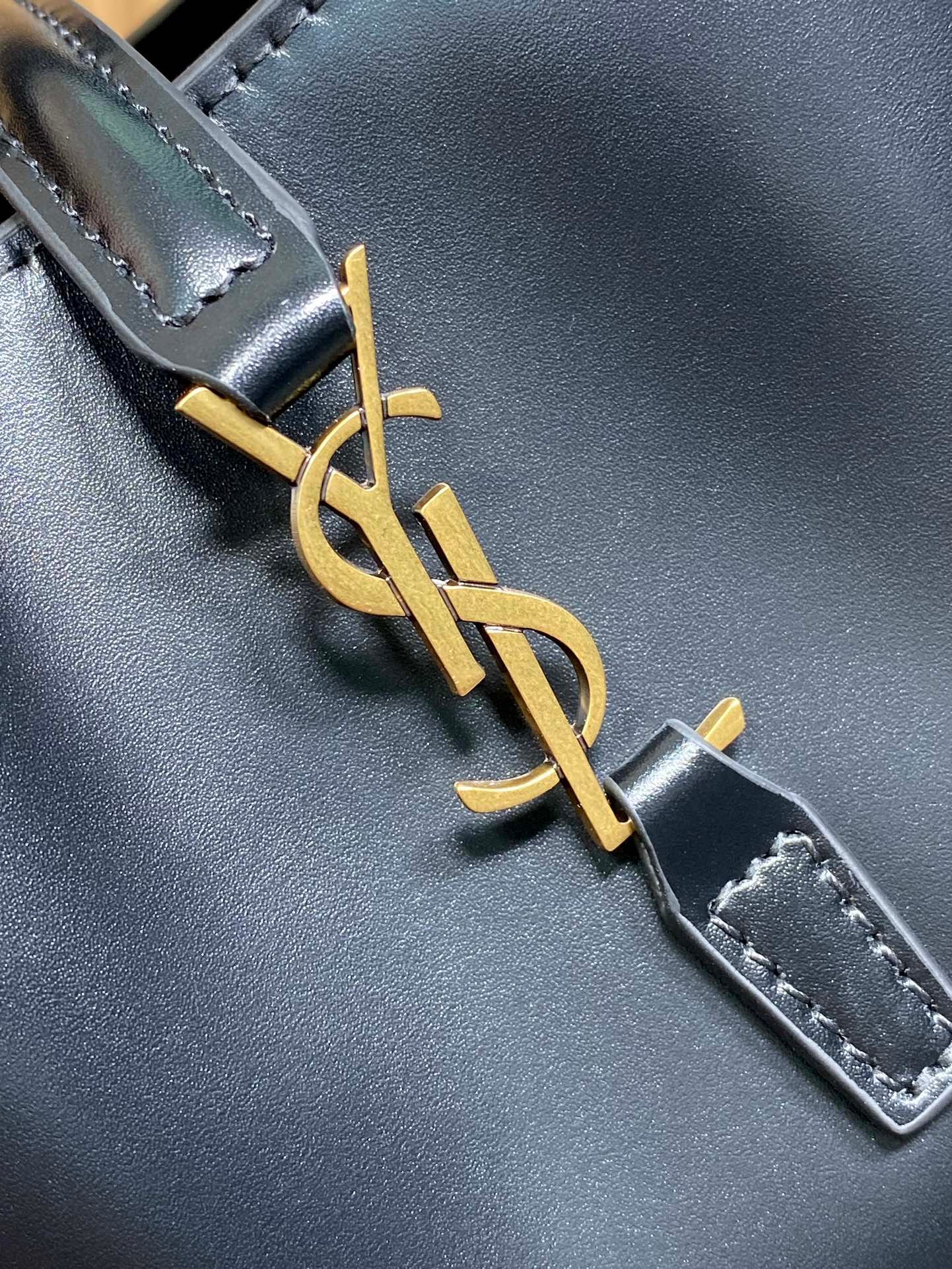 {Style No: G4UU9VUH} LE 37 MINI BUCKET BAG 15 IN BLACK CALFSKIN GOLD HARDWARE - Image 3