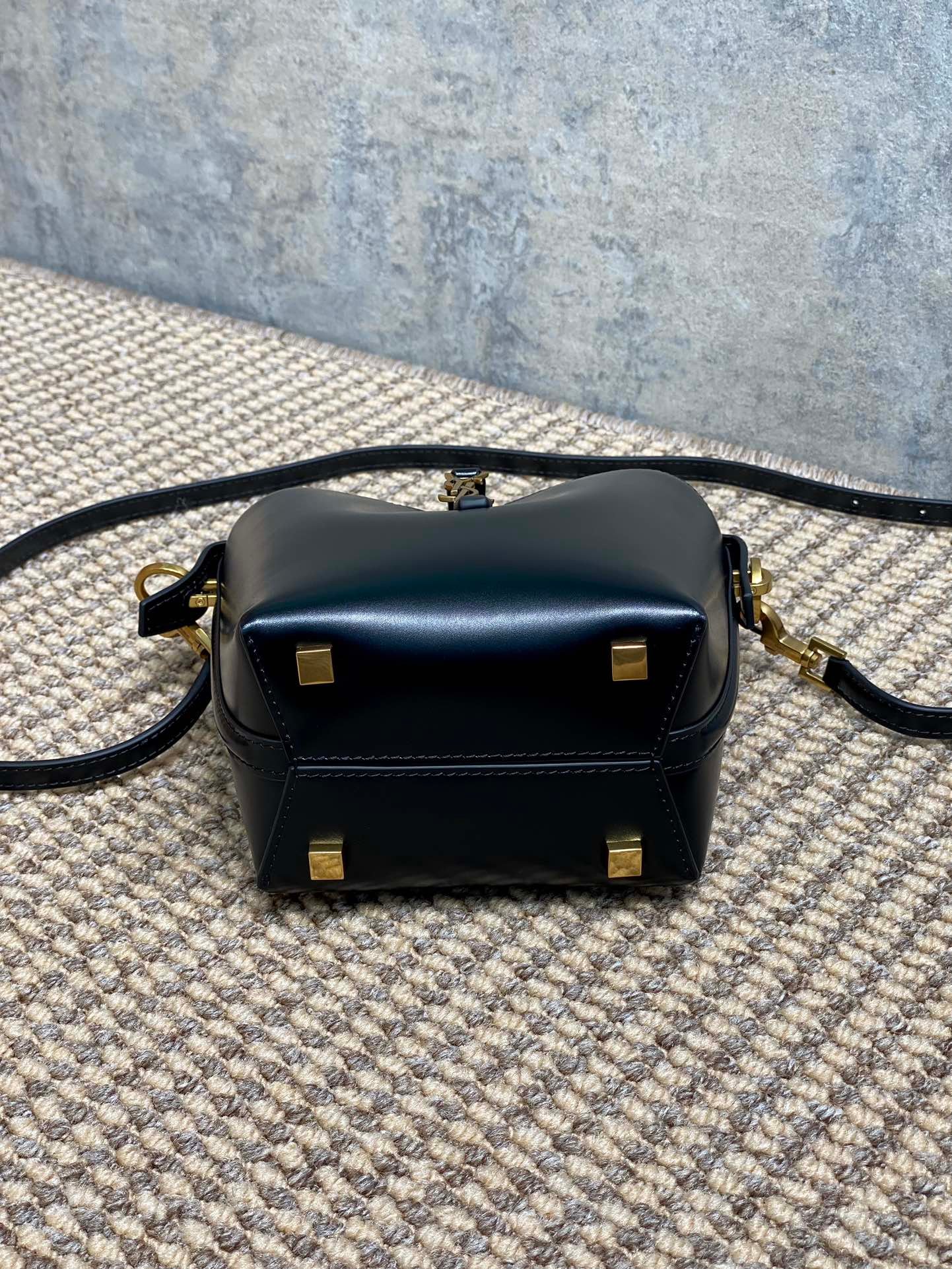 {Style No: G4UU9VUH} LE 37 MINI BUCKET BAG 15 IN BLACK CALFSKIN GOLD HARDWARE - Image 5
